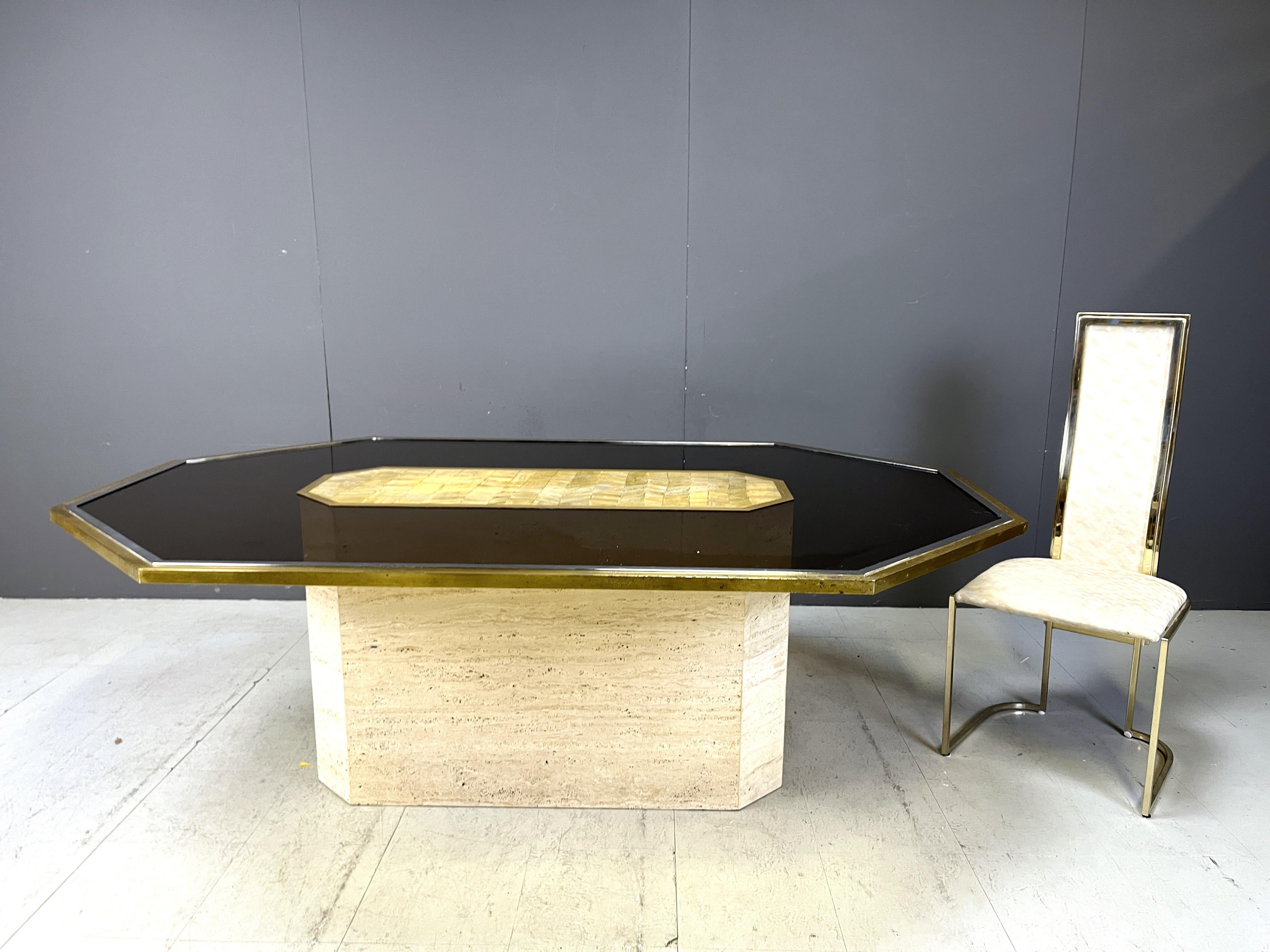 Très rare table d'art en laiton gravé de Roger Vanhevel.

La table a une structure en chrome et en laiton avec un plateau en verre fumé monté sur une base en pierre de travertin.

La plaque en laiton gravé est signée par l'artiste belge Roger