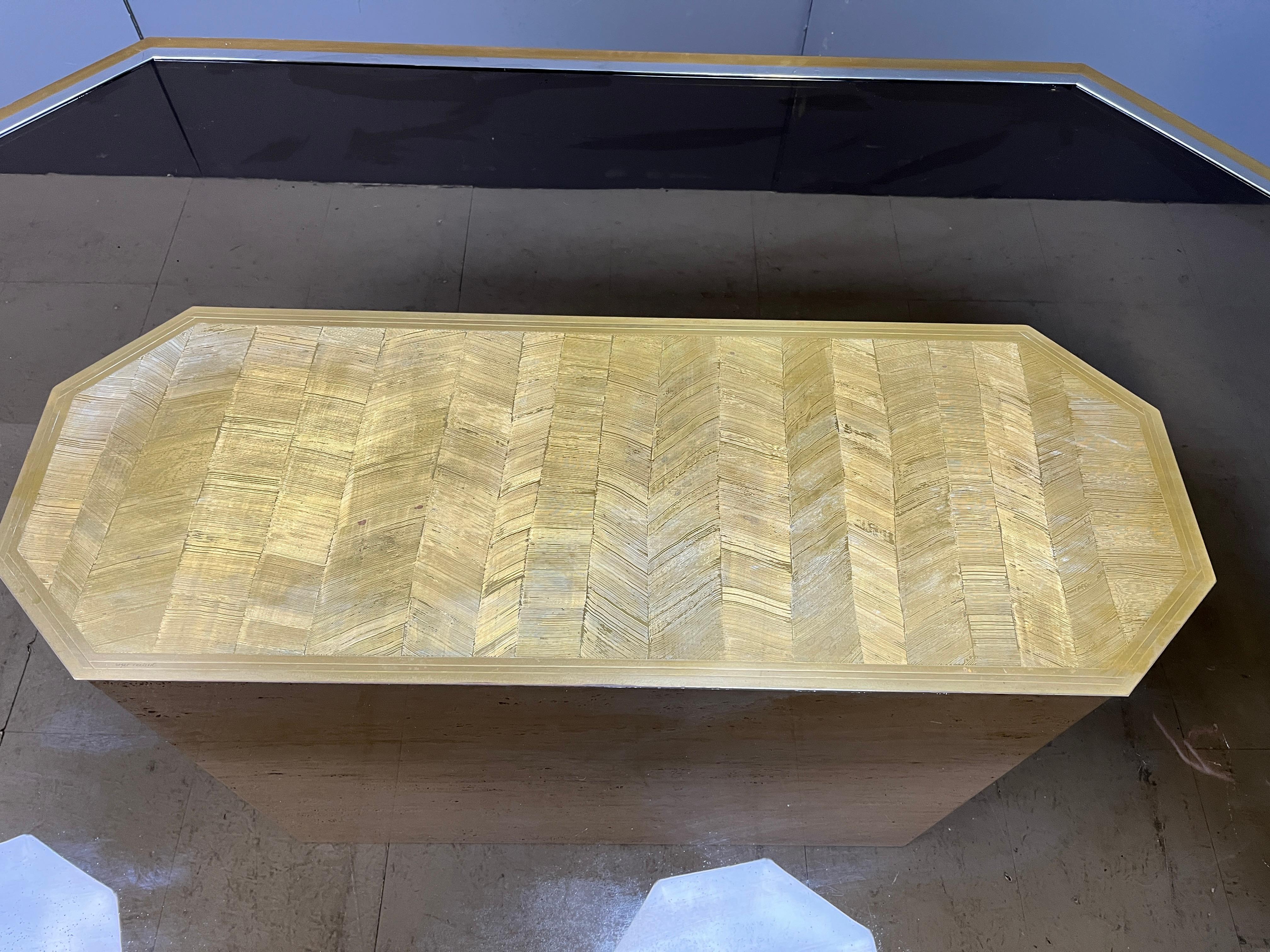 Table d'art vintage en laiton gravé de Roger Vanhevel Bon état - En vente à Leuven, Vlaams Gewest