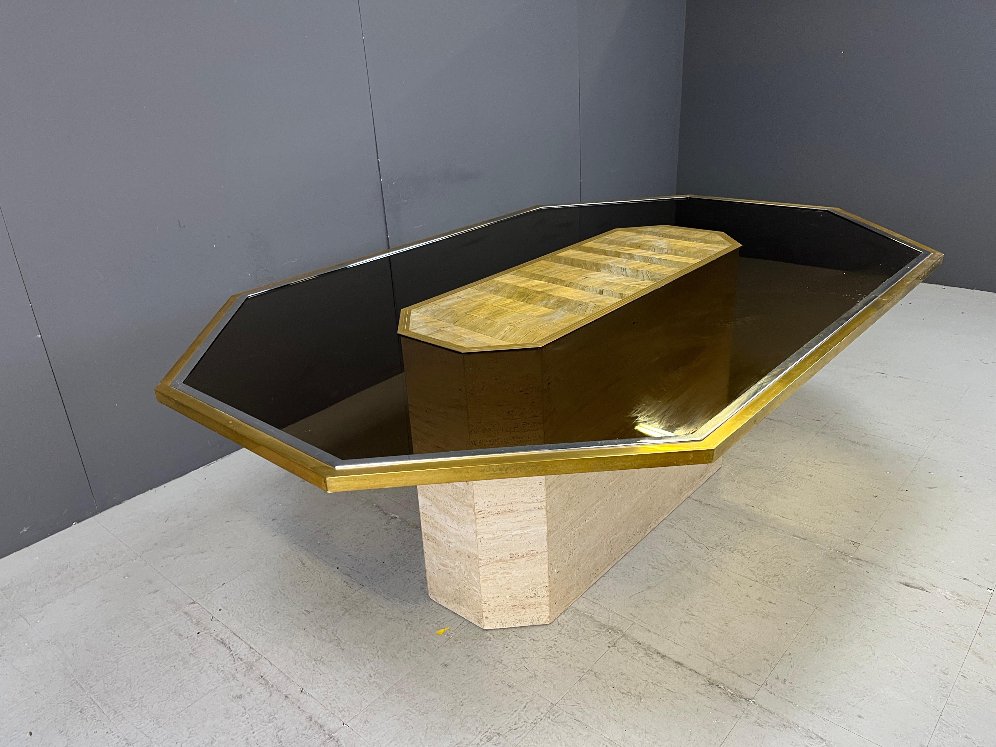 Fin du 20e siècle Table d'art vintage en laiton gravé de Roger Vanhevel en vente