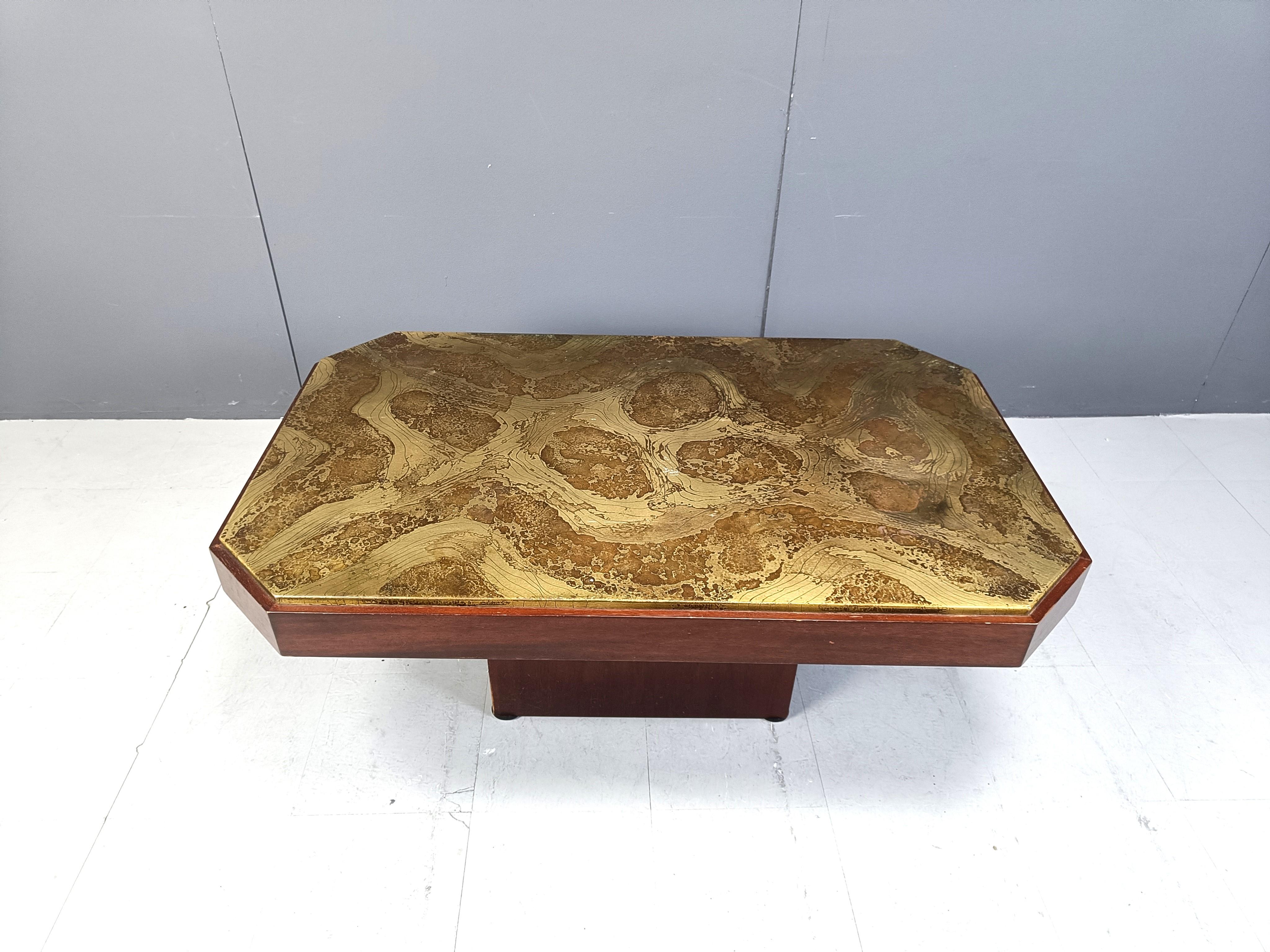Tavolino rettangolare con piano in ottone acidato e struttura in legno tinto marrone.

Un bel motivo in stile brutalista nell'ottone.

anni '70 - Germania

Buono stato

Dimensioni
Altezza: 53 cm
Larghezza: 130 cm
Profondità: 80 cm

Rif.: 870476

*Le