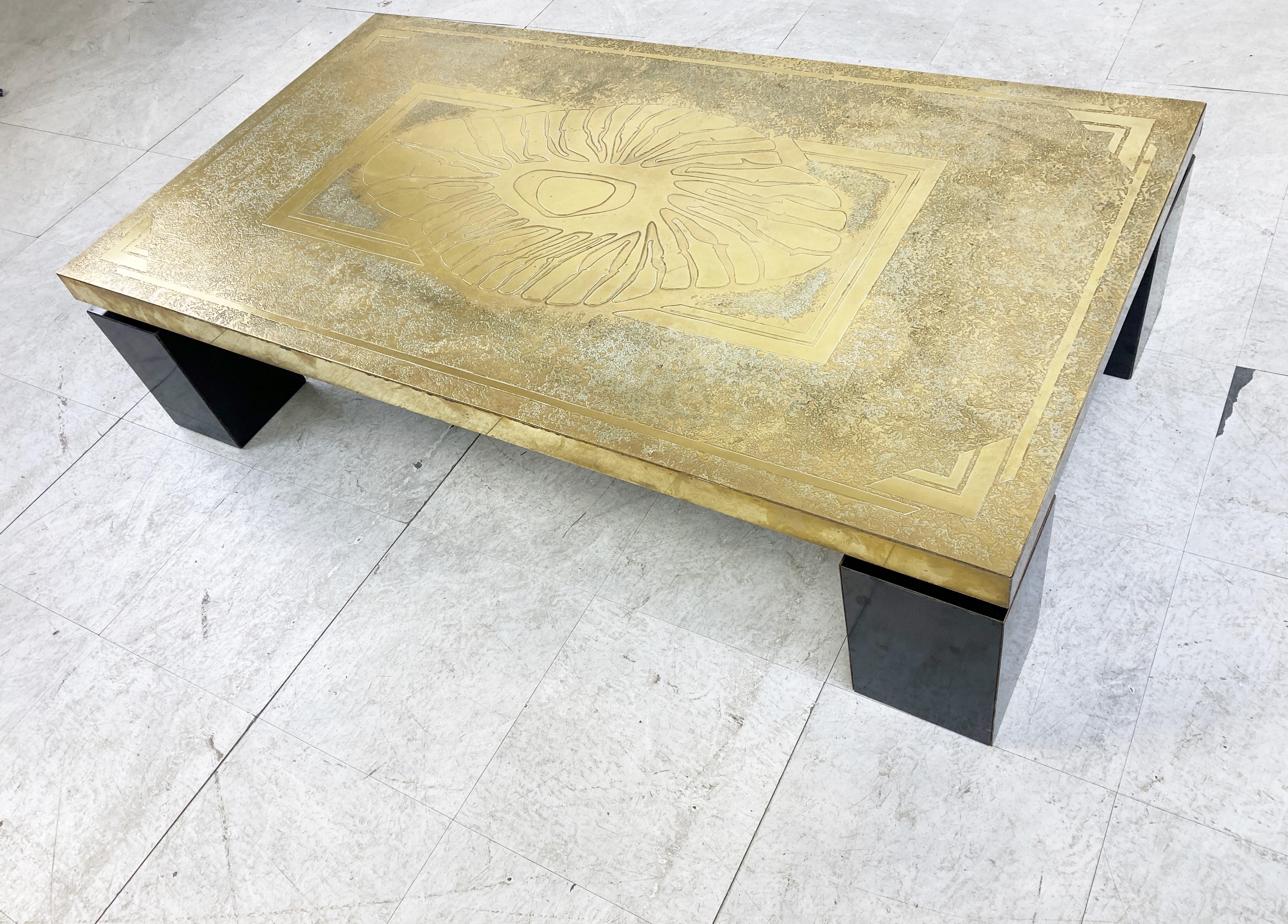 Mesa baja vintage de latón grabado de Georges Mathias, años 70 finales del siglo XX