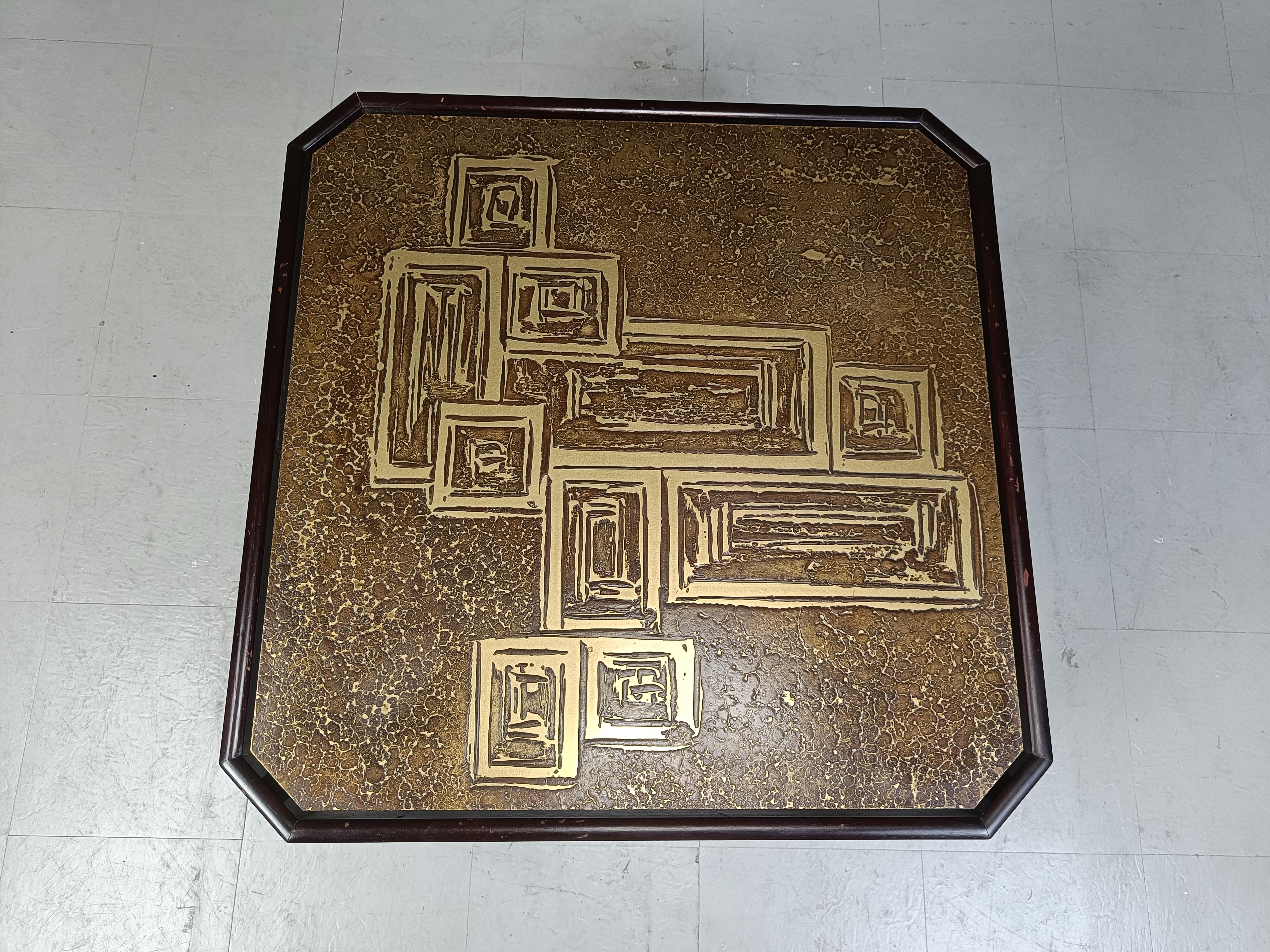 Table d'appoint carrée avec un plateau en laiton gravé et un cadre en bois teinté brun.

Motif cool de style brutaliste dans le laiton.

Années 1970 - Allemagne

Bon état

Dimensions
Hauteur : 45cm
Largeur x détph : 75cm

Réf. : 317211
*Les images