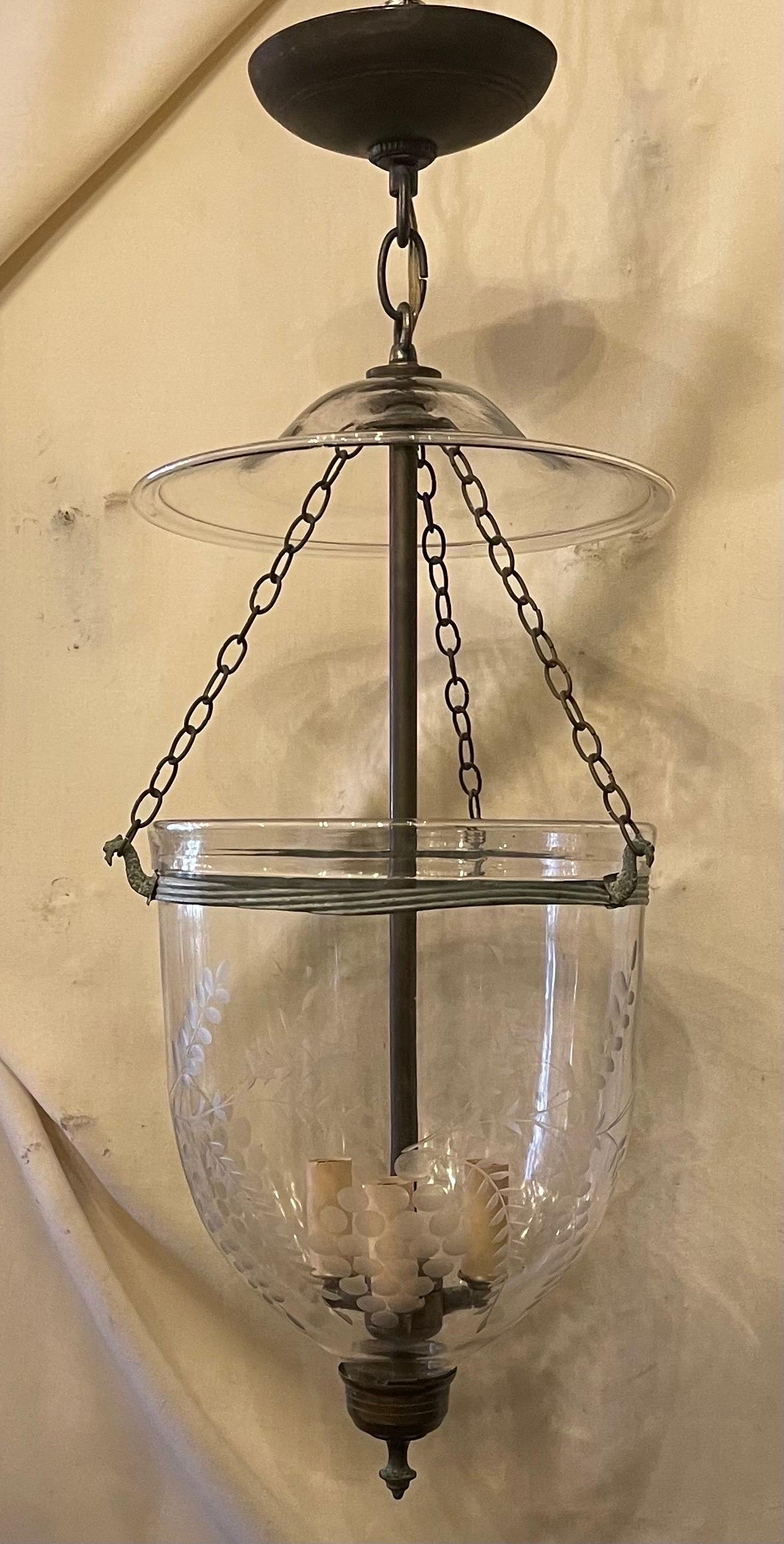 Vintage geätztes Glas Blätter Weinrebe Bell Jar Laterne Messing Vaughan Fixture (Radiert) im Angebot