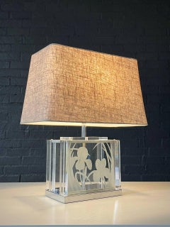 Lámpara de mesa vintage de vidrio grabado y lucita de Fredrick Ramond