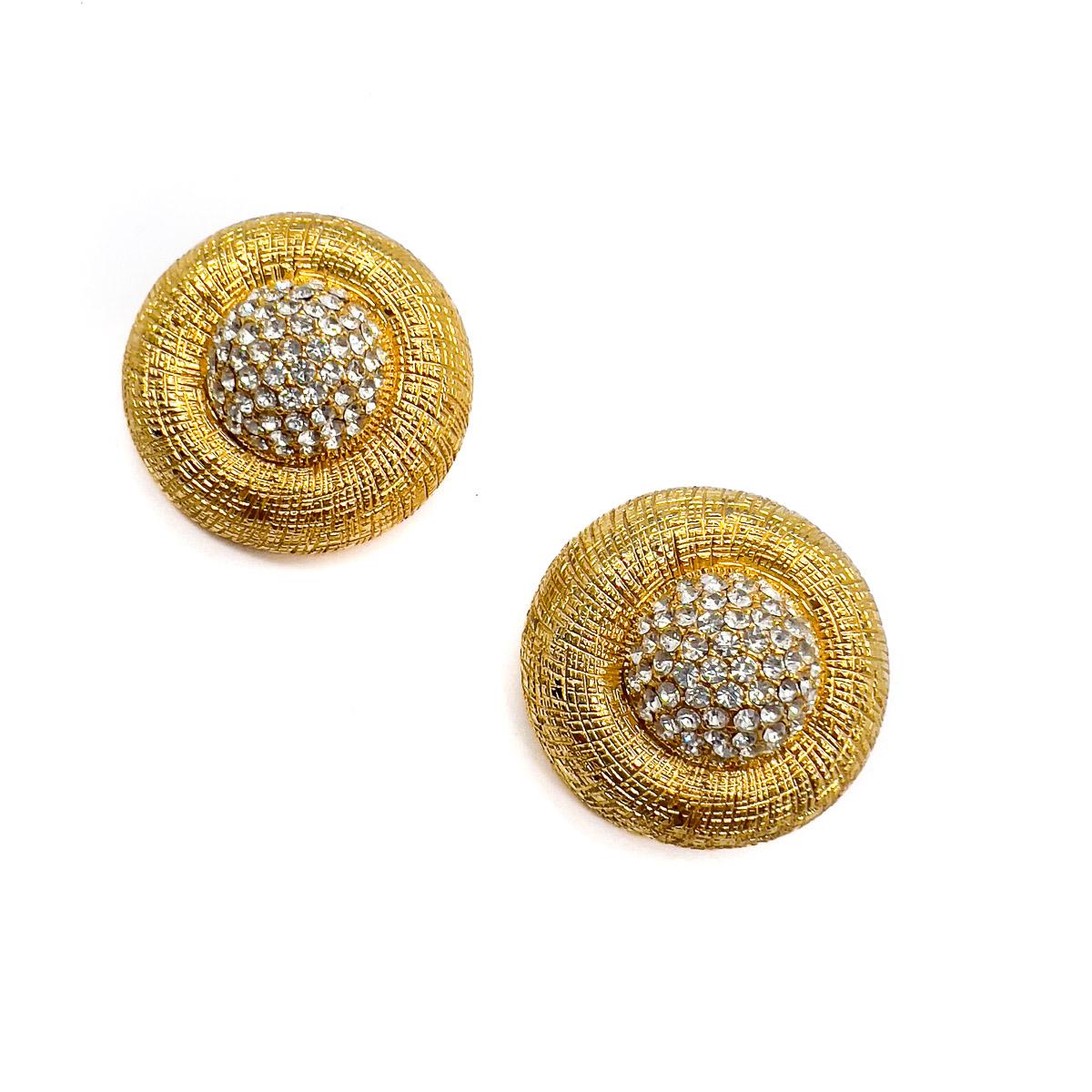 Ein Paar geätzte Goldkristall-Ohrringe im Vintage-Stil. Ein atemberaubender Fund: Glänzende Goldfassungen umschließen Kuppeln in Pflasterkristall, die den ultimativen Stil ausmachen.

Eine unsignierte Schönheit. Ein seltener Schatz. Nur weil ein