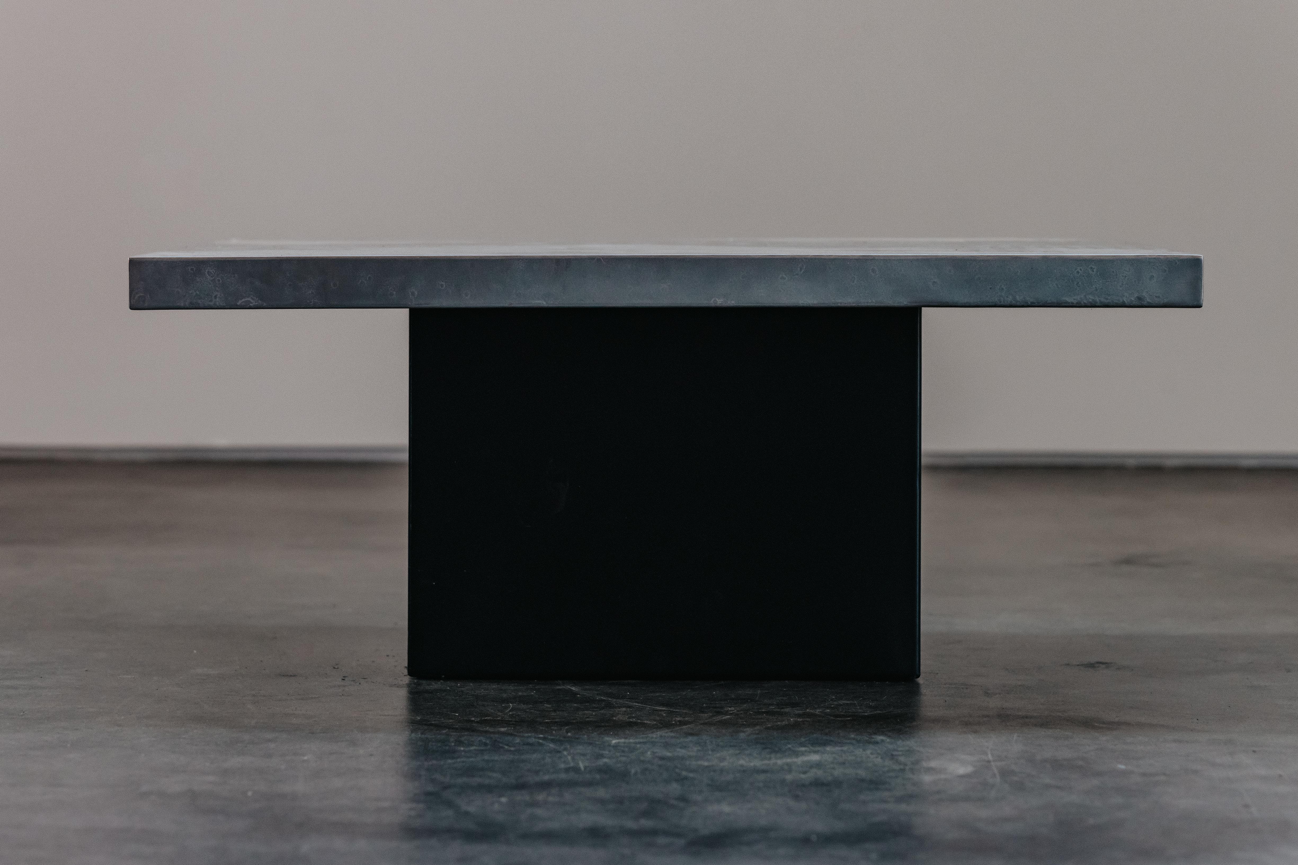 Table basse vintage en métal gravé des Pays-Bas, vers 1970. Bon état - En vente à Nashville, TN