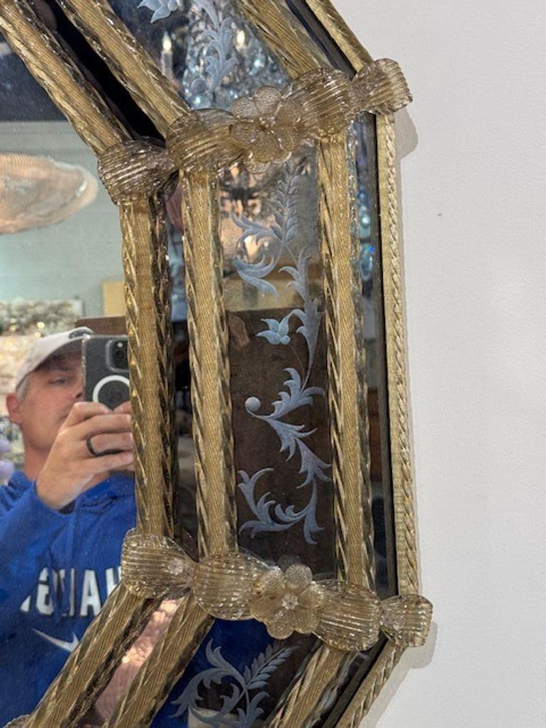 Le miroir octogonal de style vénitien en verre de Murano gravé est une pièce étonnante qui respire l'élégance et le charme. Avec une forme octogonale et une finition de cadre en miroir, ce miroir antique est fabriqué à partir d'un magnifique