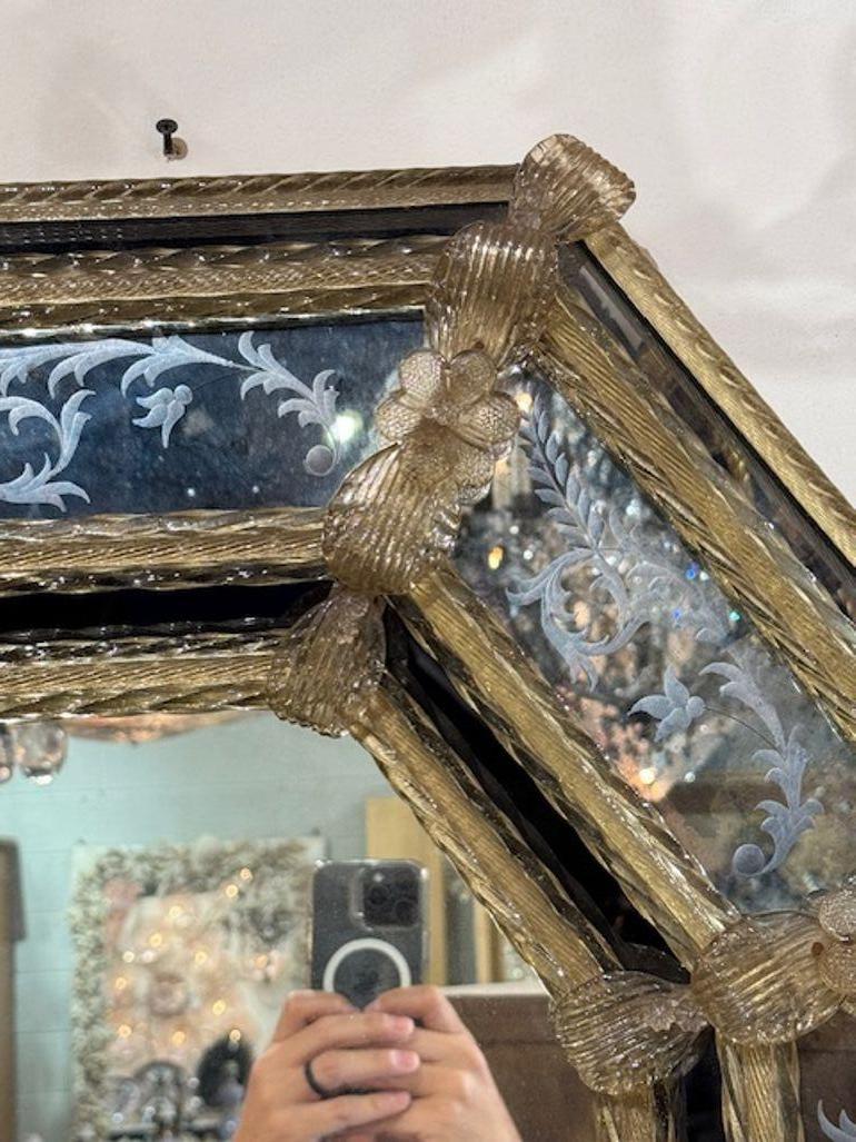 italien Vieux miroir octogonal de style vénitien en verre de Murano gravé en vente