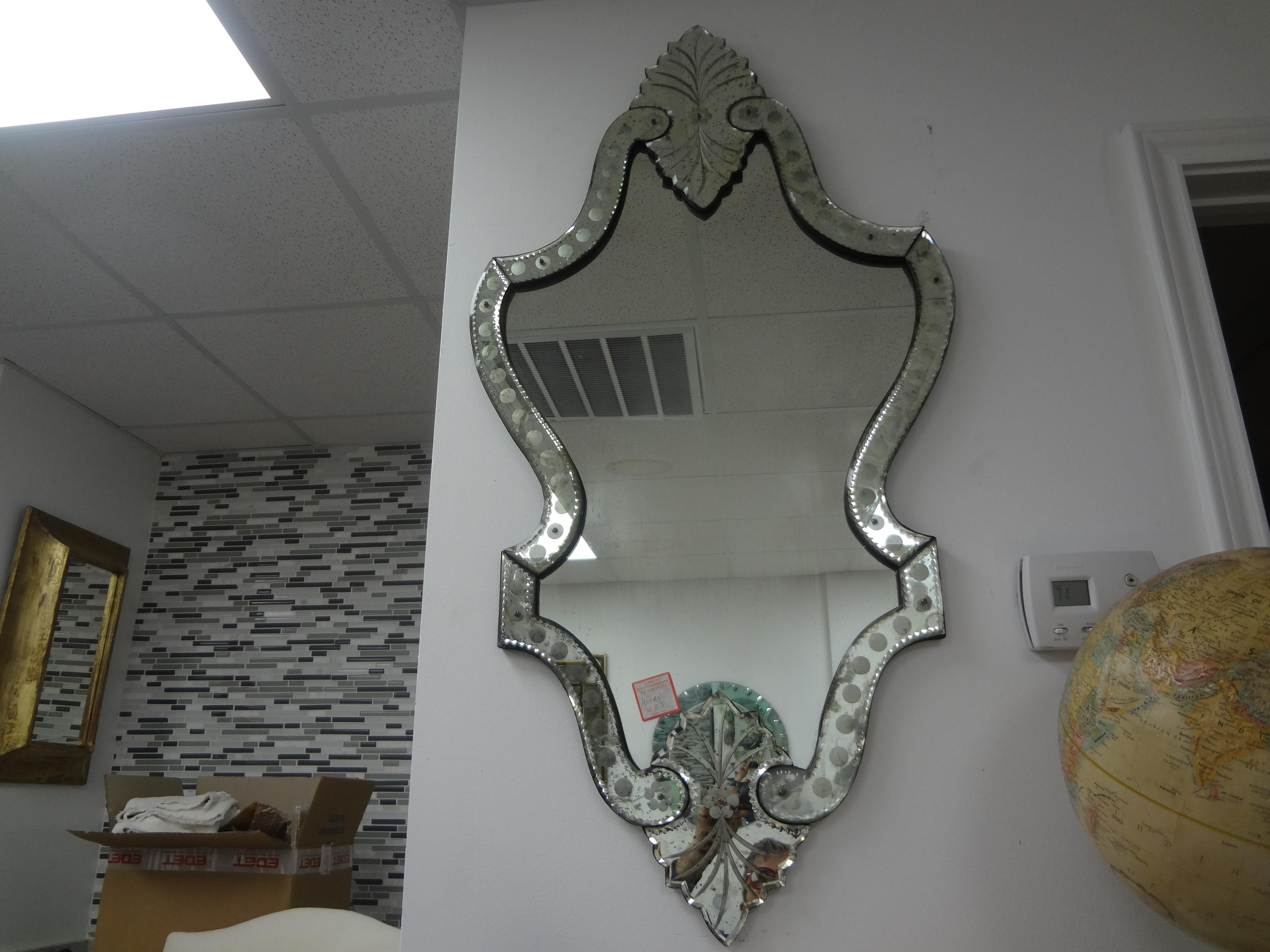 Miroir vénitien vintage gravé.
Ce miroir vénitien gravé vintage et élancé est plein de style...
Notre miroir vénitien italien Hollywood Regency constitue un miroir d'appoint chic pour une salle d'eau ou un dressing !