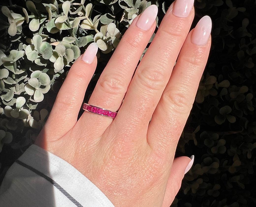 Vintage Eternity Band Ring in White Gold and Natural Rubies In Excellent Condition For Sale In PARIS, FR
