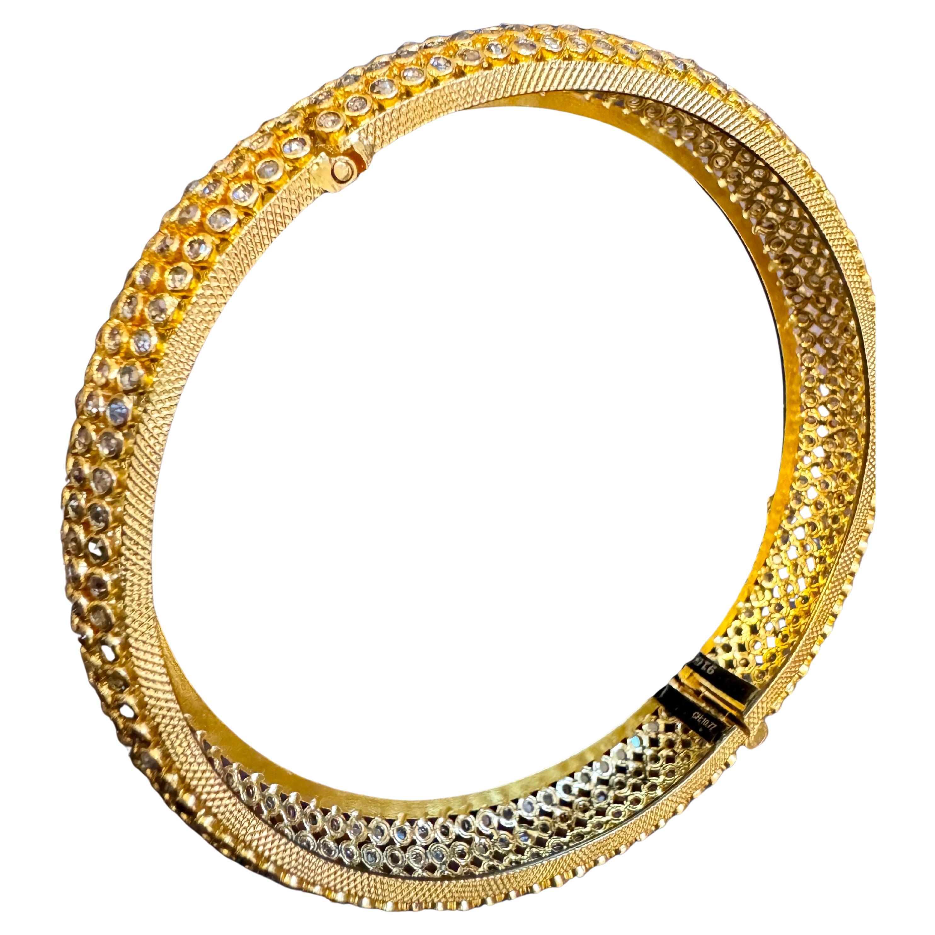 Vintage 22 Karat Gelbgold Armreif, von einer Seite zu öffnen für einfachen Zugang.
6,5 in Größe 
10.77 Glitzernde kleine Kristalle sind eingefasst, die wie Diamanten glänzen.


 Dieser Armreif kann sowohl zusammen als auch einzeln getragen werden.