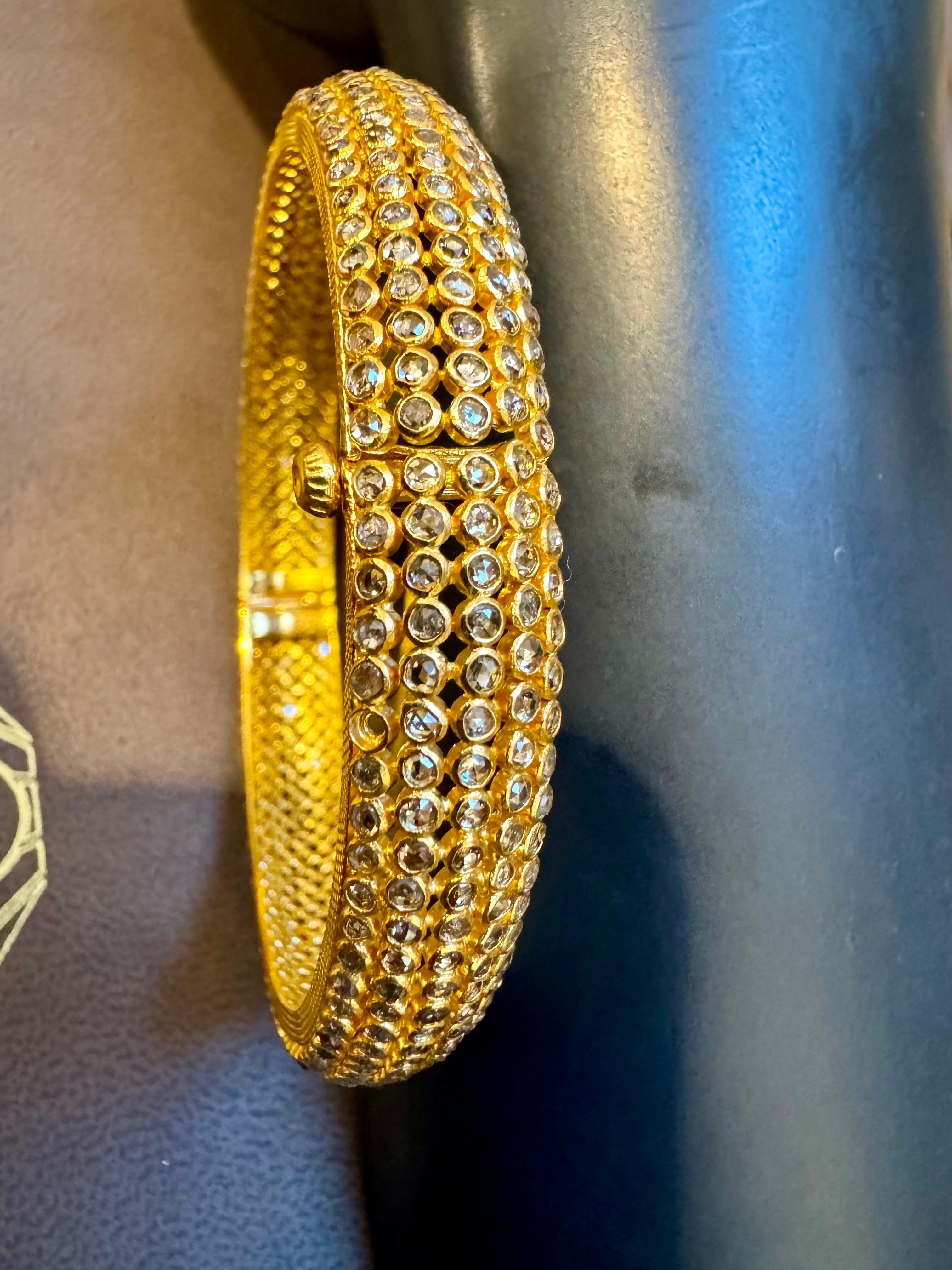 Vintage Eternity-Armreif aus 22 Karat Gelbgold mit 27,6 Gramm, mit 10,77 CH im Zustand „Hervorragend“ im Angebot in New York, NY
