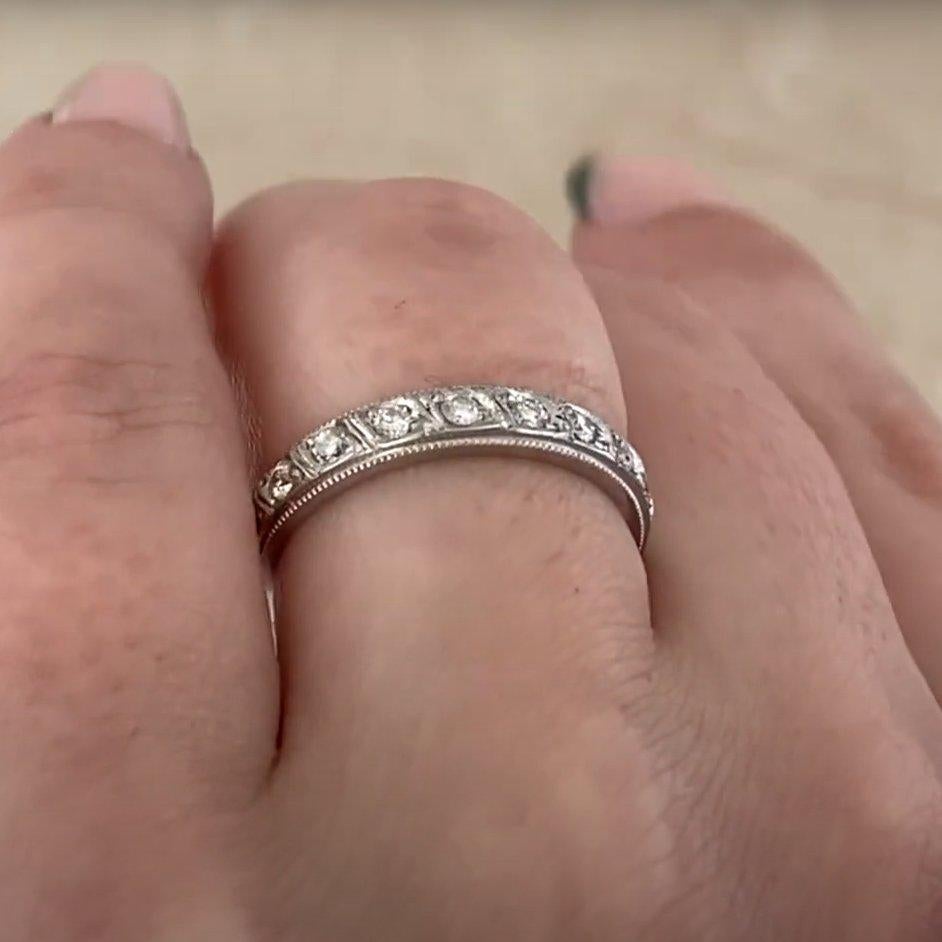 Esta alianza de eternidad vintage es una pieza elegante y atemporal, con diamantes redondos de talla brillante meticulosamente engastados en un distintivo patrón diagonal. El engaste está realzado con finos detalles milgrain en los bordes, que dan a