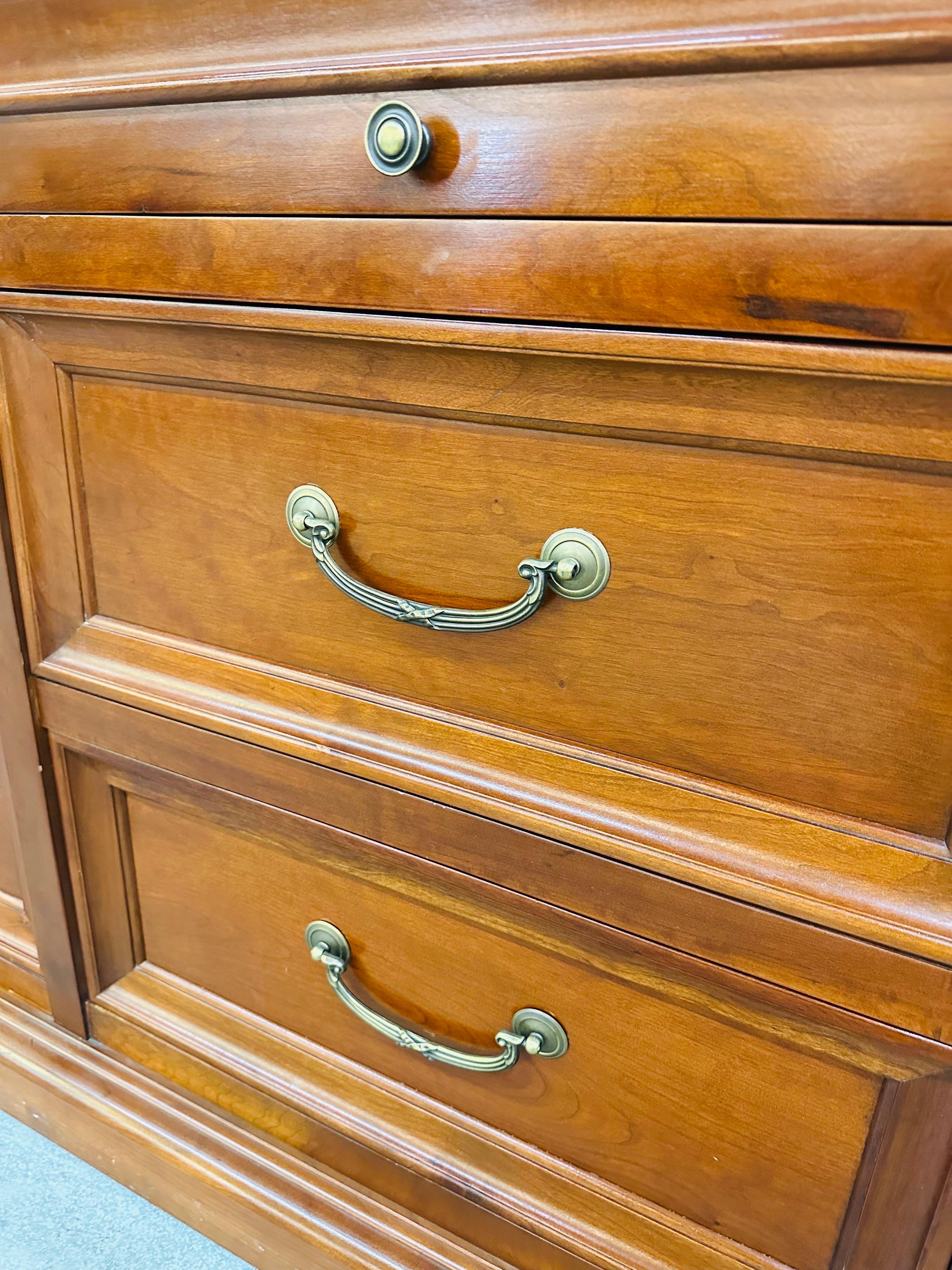 Vintage Ethan Allen Regency Style Medallion Cherry 9-Drawer Dresser In Good Condition In Clarksboro, NJ