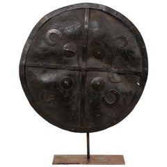 Scudo etiope vintage in pelle su supporto in ferro personalizzato