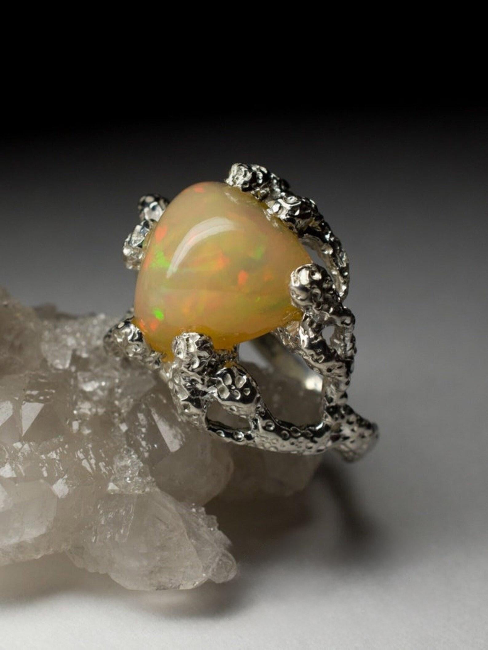 Silberring mit natürlichem Opal 
Herkunft der Edelsteine - Äthiopien
Ringgewicht - 7.34 Gramm
Ringgröße - 7.5 US
Die Größe der Edelsteine beträgt 0,51 х 0,59 x 0,67 in / 13 х 15 х 17 mm