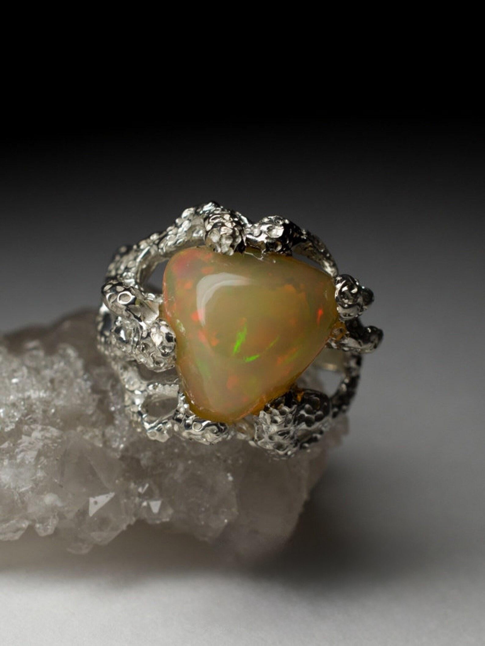Vintage Ethiopian Opal Silver Ring Medusa unisex ring 7.5 size In New Condition For Sale In Berlin, DE