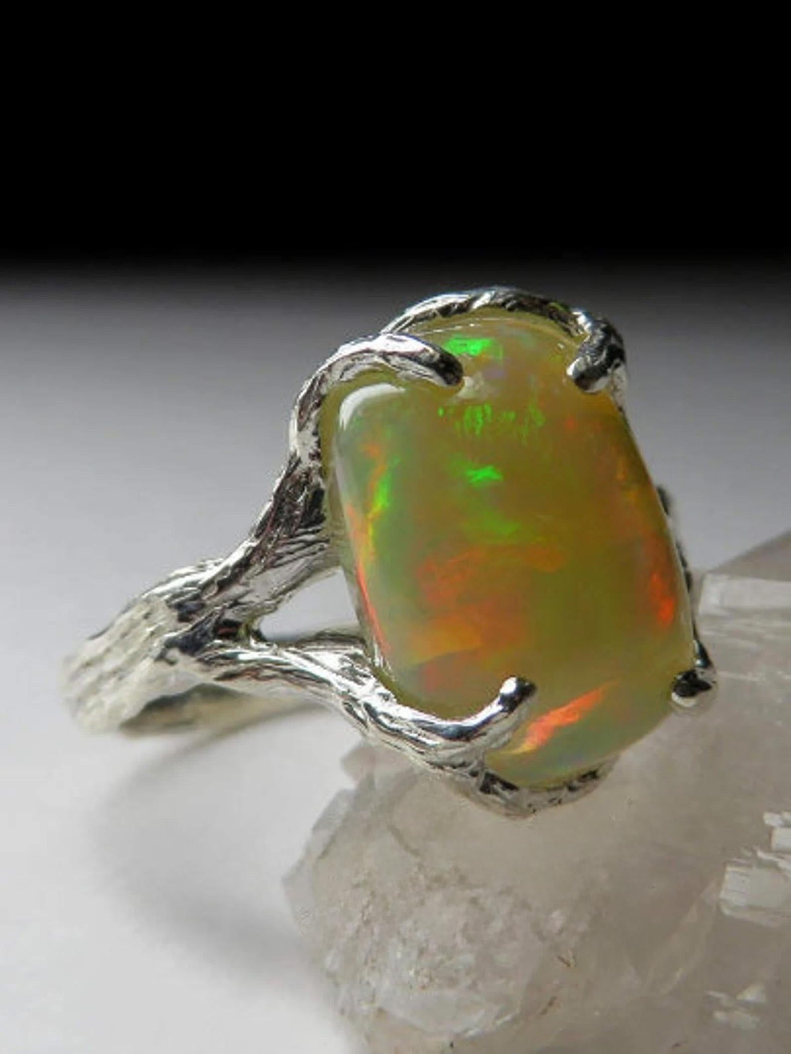Anillo de plata con ópalo natural 
origen de la gema - Etiopía
peso del ópalo - 2,95 quilates
peso del anillo - 2,87 gramos
talla del anillo - 8 US 
medidas de la piedra - 0,24 х 0,47 x 0,83 in / 6 х 12 х 21 mm