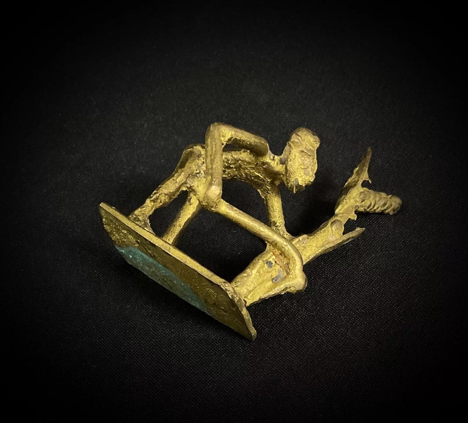 Questa statuetta etnica vintage in bronzo, forse etichettata come 