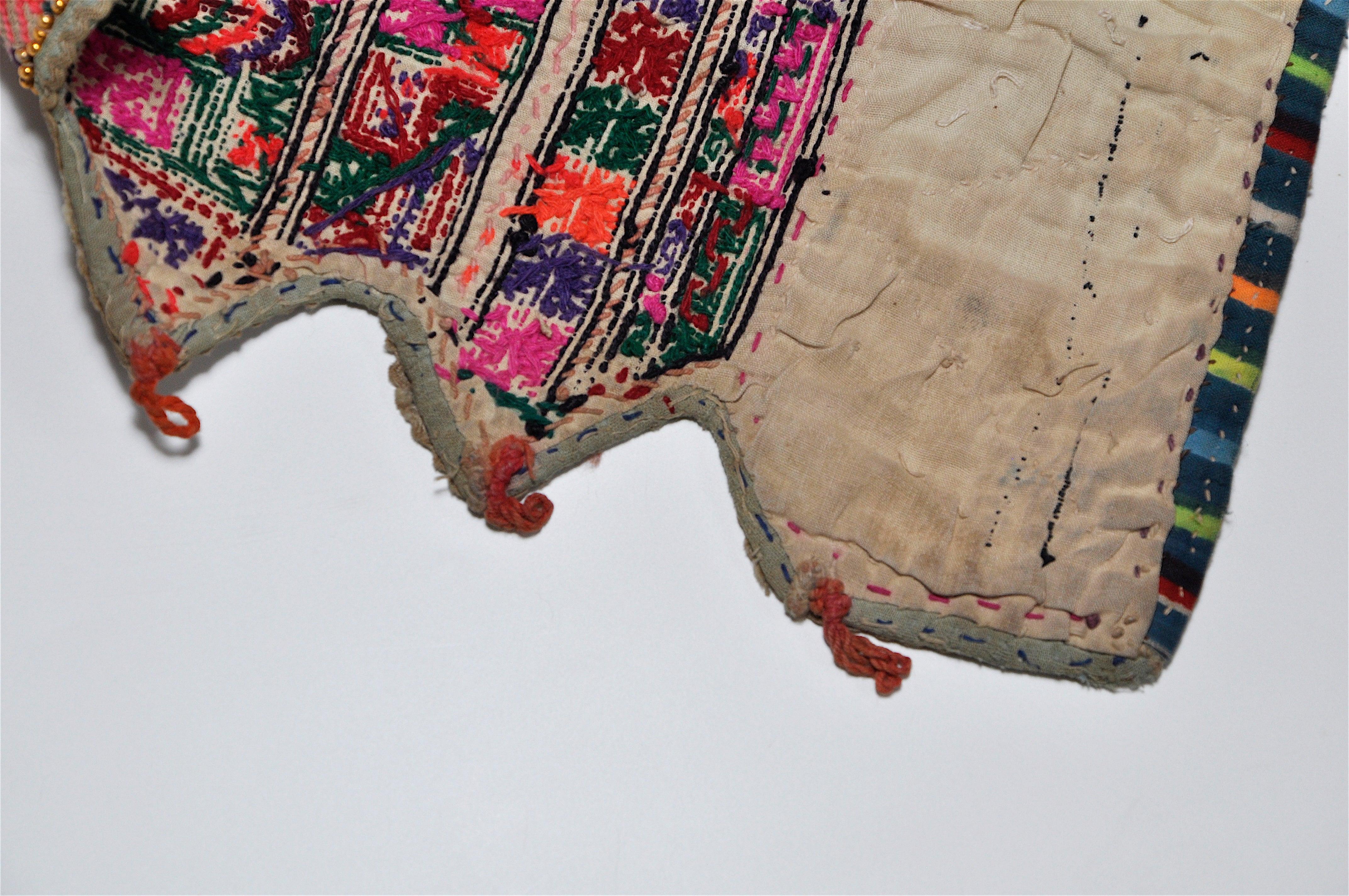 Ein exquisites Vintage-Kleidungsstück für Kinder aus dem Land Nepal. Eine atemberaubende ethnische Jacke mit einer Mischung aus Stoffen, farbigen Fäden, Handstickereien, geometrischen Stammesmustern, Patchwork und Stickereien. Es kann durchaus sein,
