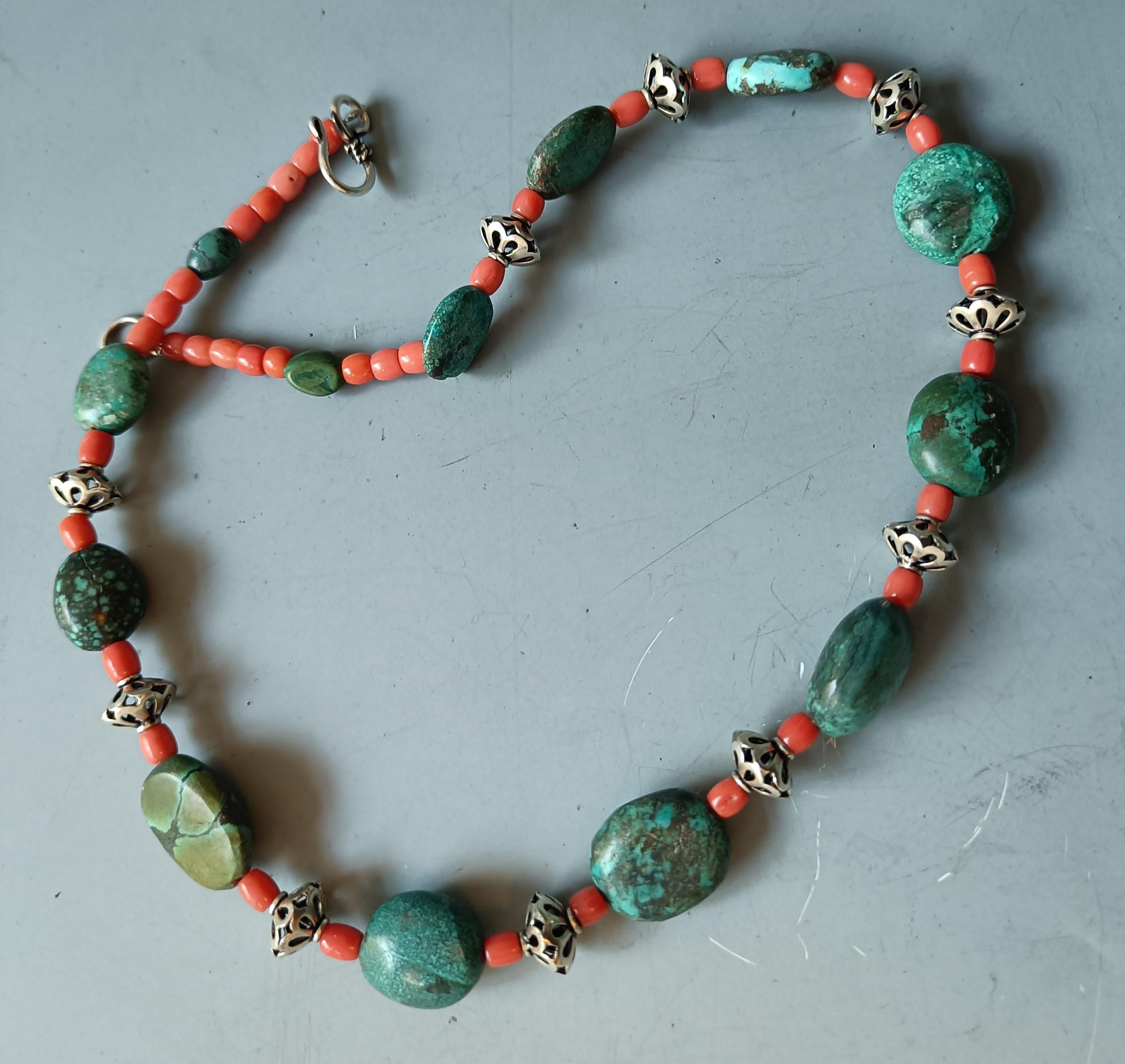 Corallo etnico dell'Himalaya turchese vintage  Collana

Una bellissima collana di perline di turchese tibetano
intervallato da corallo rosso naturale e perline d'argento con chiusura d'argento.
Periodo Seconda metà del XX secolo  

 