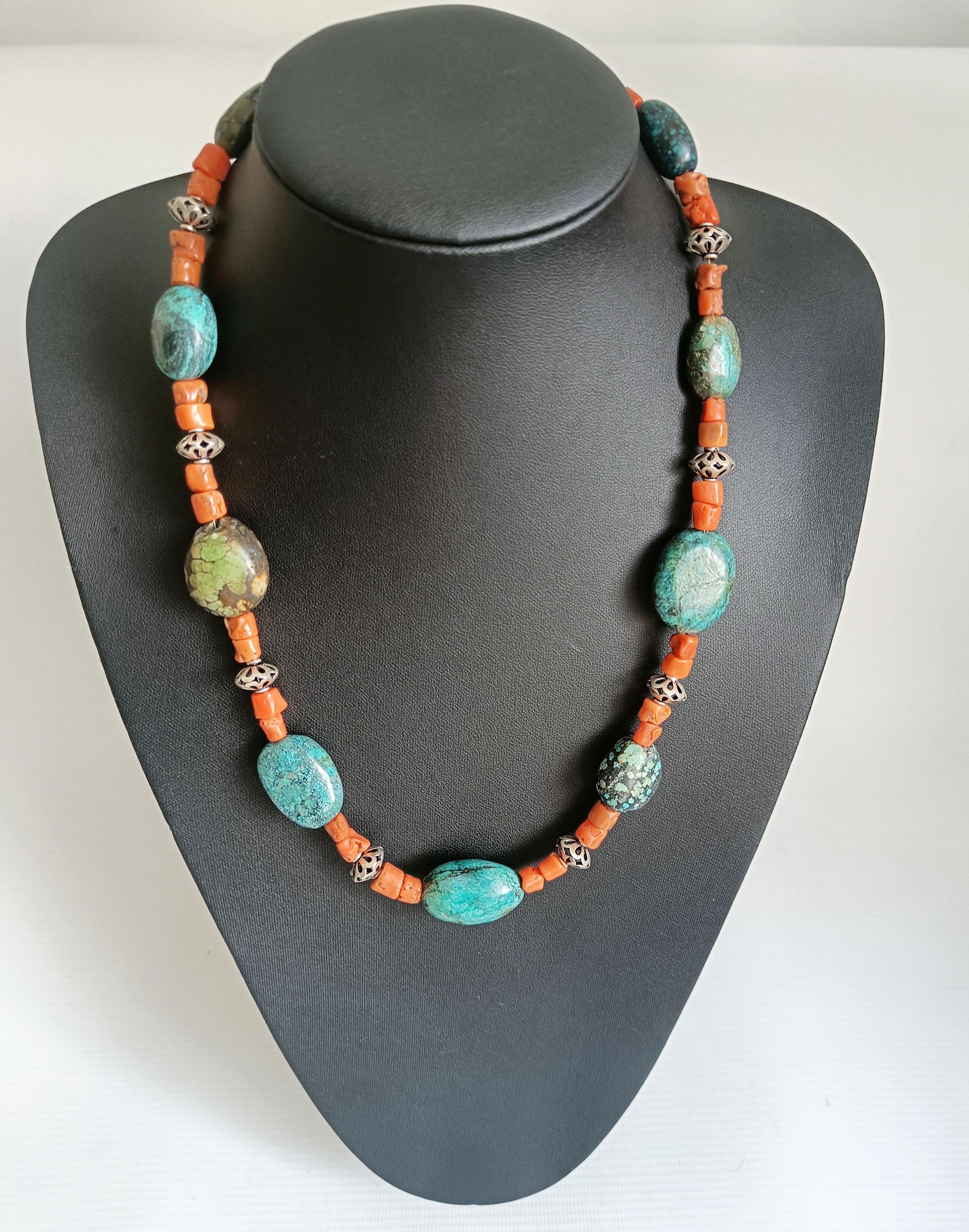 Corallo etnico dell'Himalaya turchese vintage  Collana

Una bellissima collana di perline di turchese tibetano
intervallato da corallo rosso naturale e perline d'argento con chiusura d'argento.
Periodo Seconda metà del XX secolo  

 