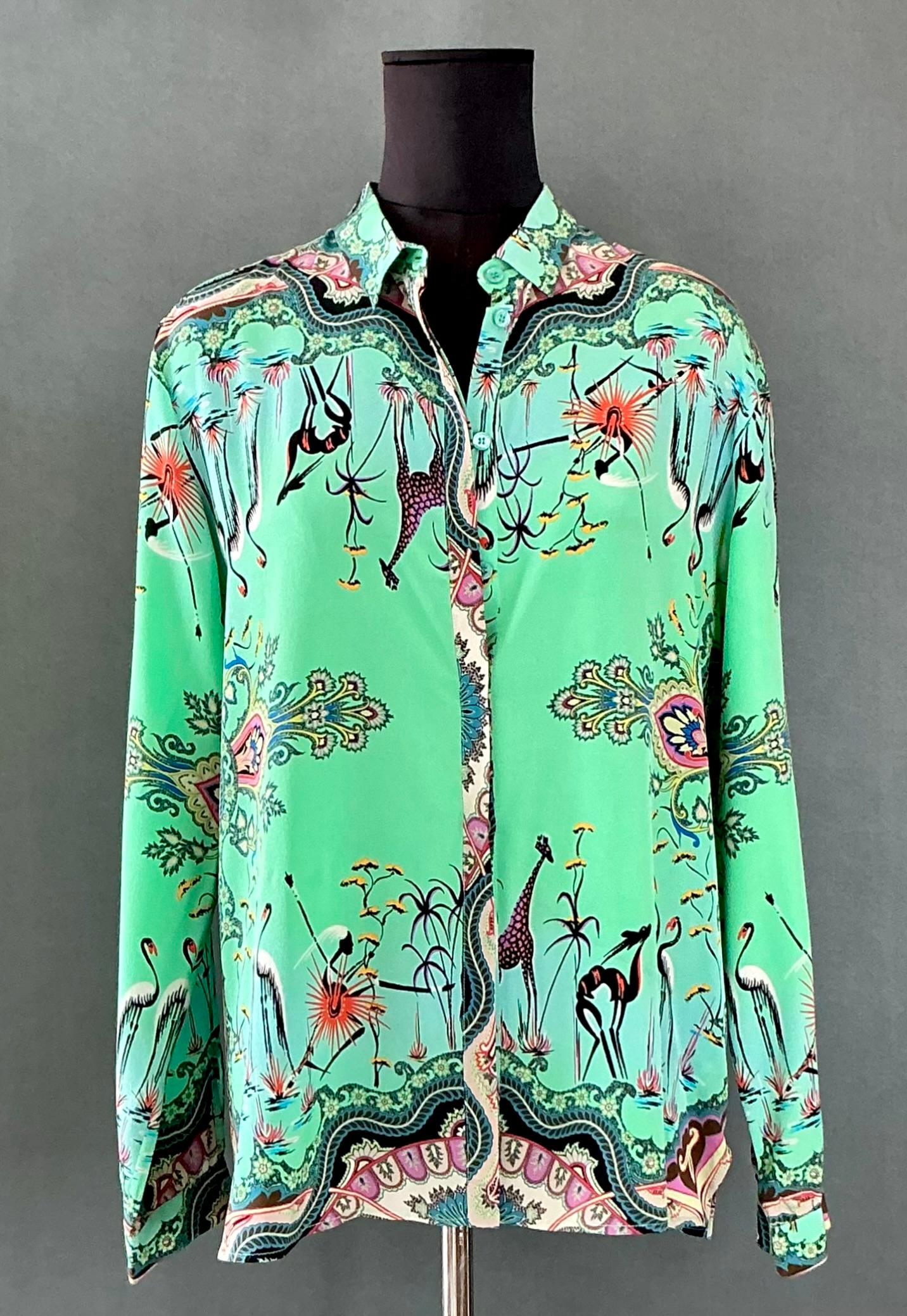 Questa blusa in seta Greene & Greene Greene di Etro è un capo elegante e artistico che combina magnificamente un tessuto di lusso con elementi di design distintivi. Conosciuto per i suoi modelli audaci, i dettagli intricati e l'estetica sofisticata,