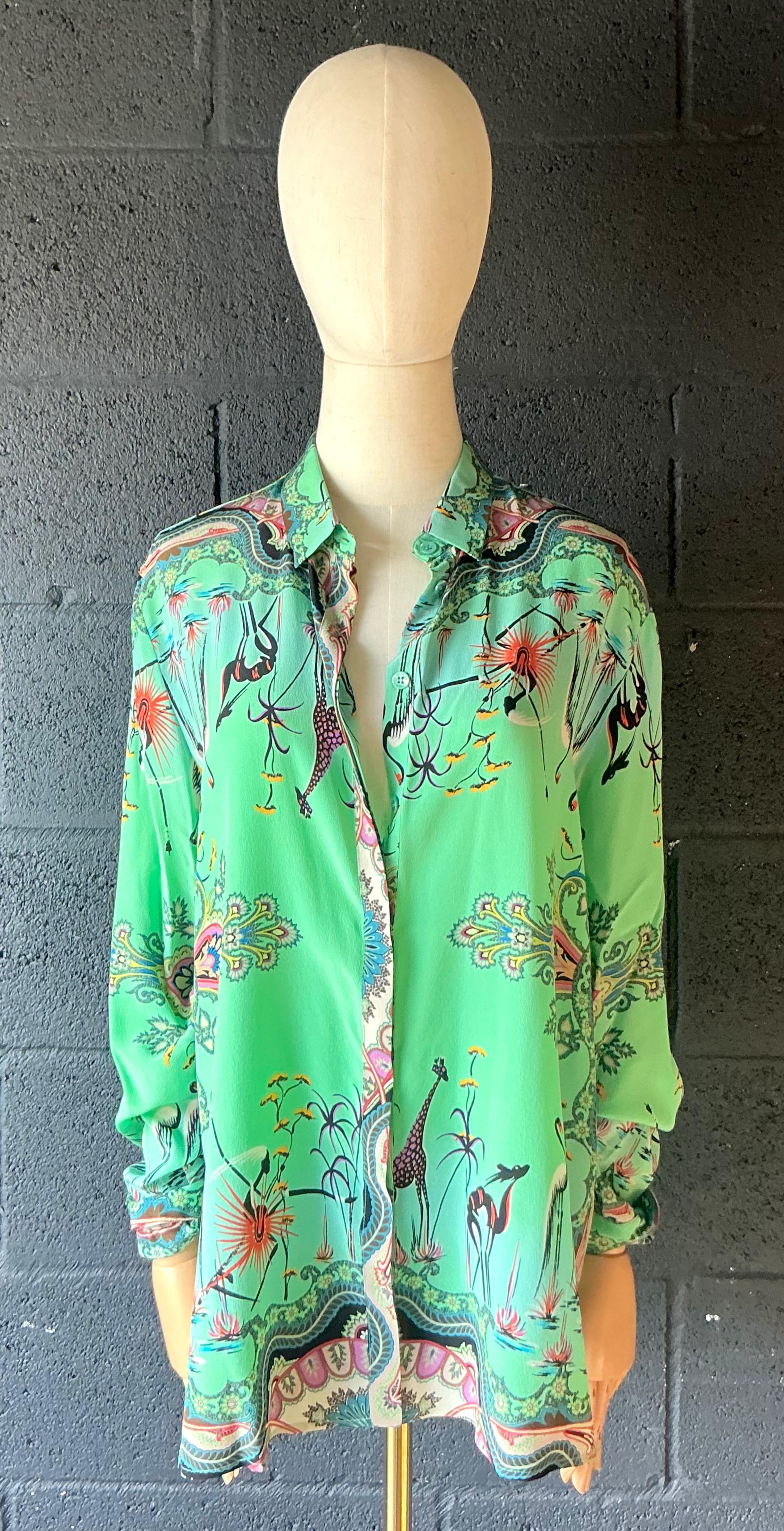 Questa blusa in seta Greene & Greene Greene di Etro è un capo elegante e artistico che combina magnificamente un tessuto di lusso con elementi di design distintivi. Conosciuto per i suoi modelli audaci, i dettagli intricati e l'estetica sofisticata,