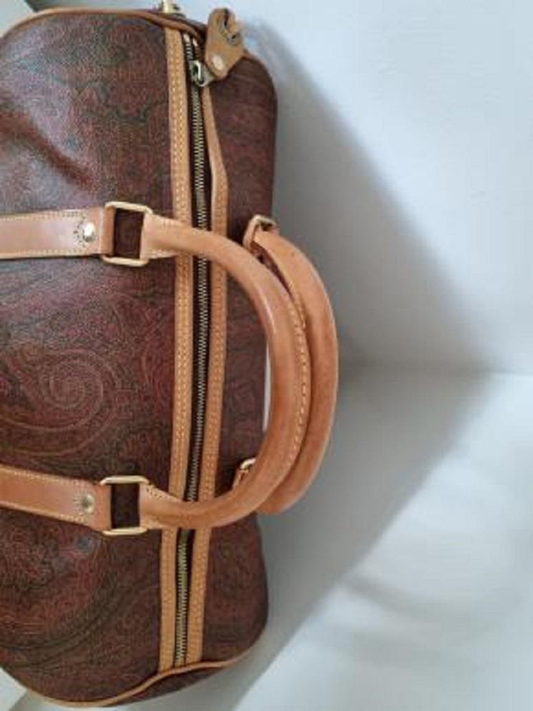 ETRO authentische 48H Reisetasche in atemberaubendem Zustand. 
 
 Die Reise kann mit perfekter Anmut und Stil genossen werden.
 
 Diese geräumige Tasche verfügt über einen durchgehenden, dicken Reißverschluss mit Etro-geprägten Reißverschlüssen aus