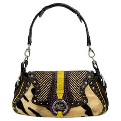 Etro è una borsa a tracolla in pelle con borchie e coccodrillo in pelo di pony d'epoca.