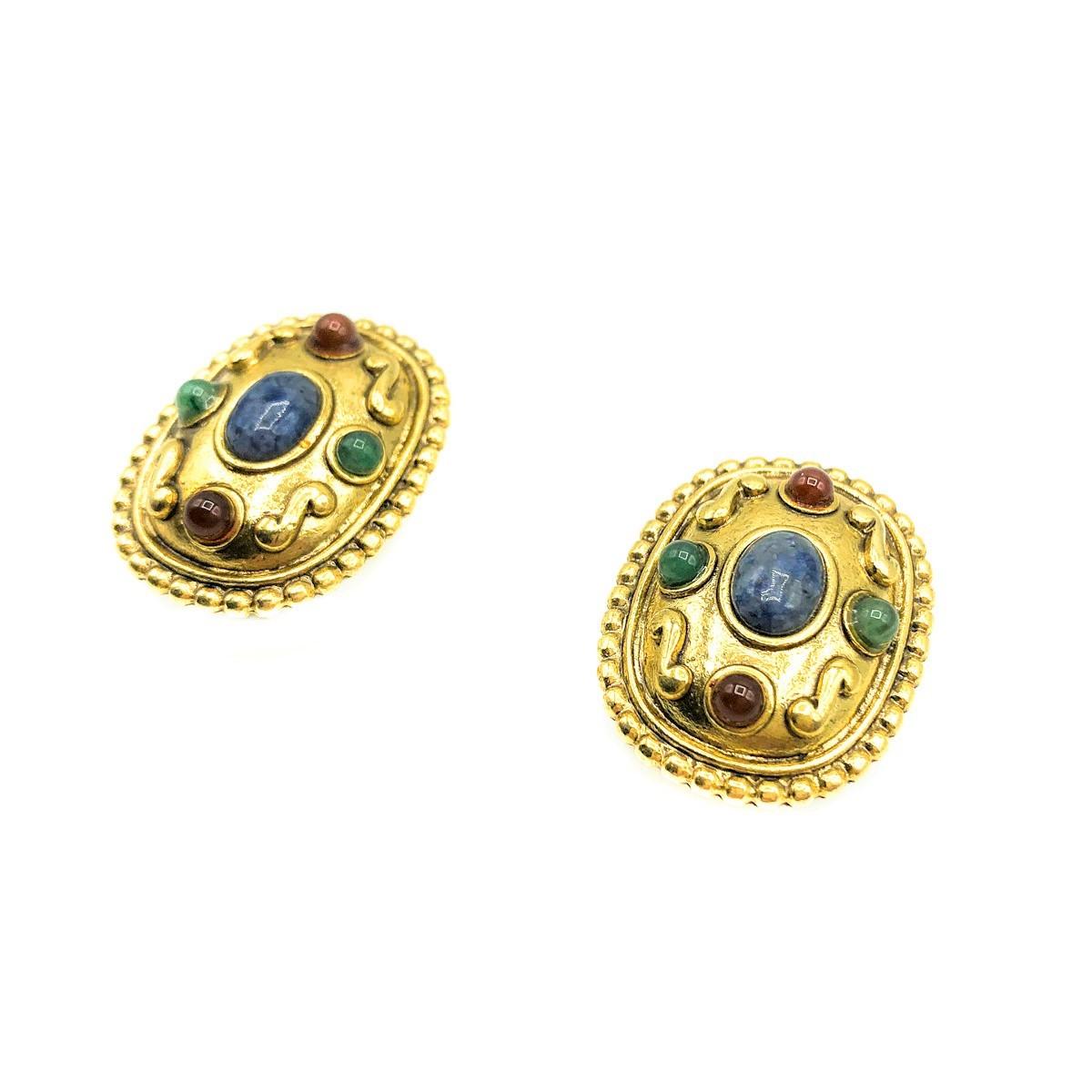 Etruskische Vintage-Ohrringe. Sie ist aus vergoldetem Metall im entruskischen Stil gefertigt und mit roten, blauen und grünen Glascabochon-Steinen besetzt. In sehr gutem Zustand, 2,5 cm. Clevere klassische Clips. Sollten Sie sich für einen Kauf bei
