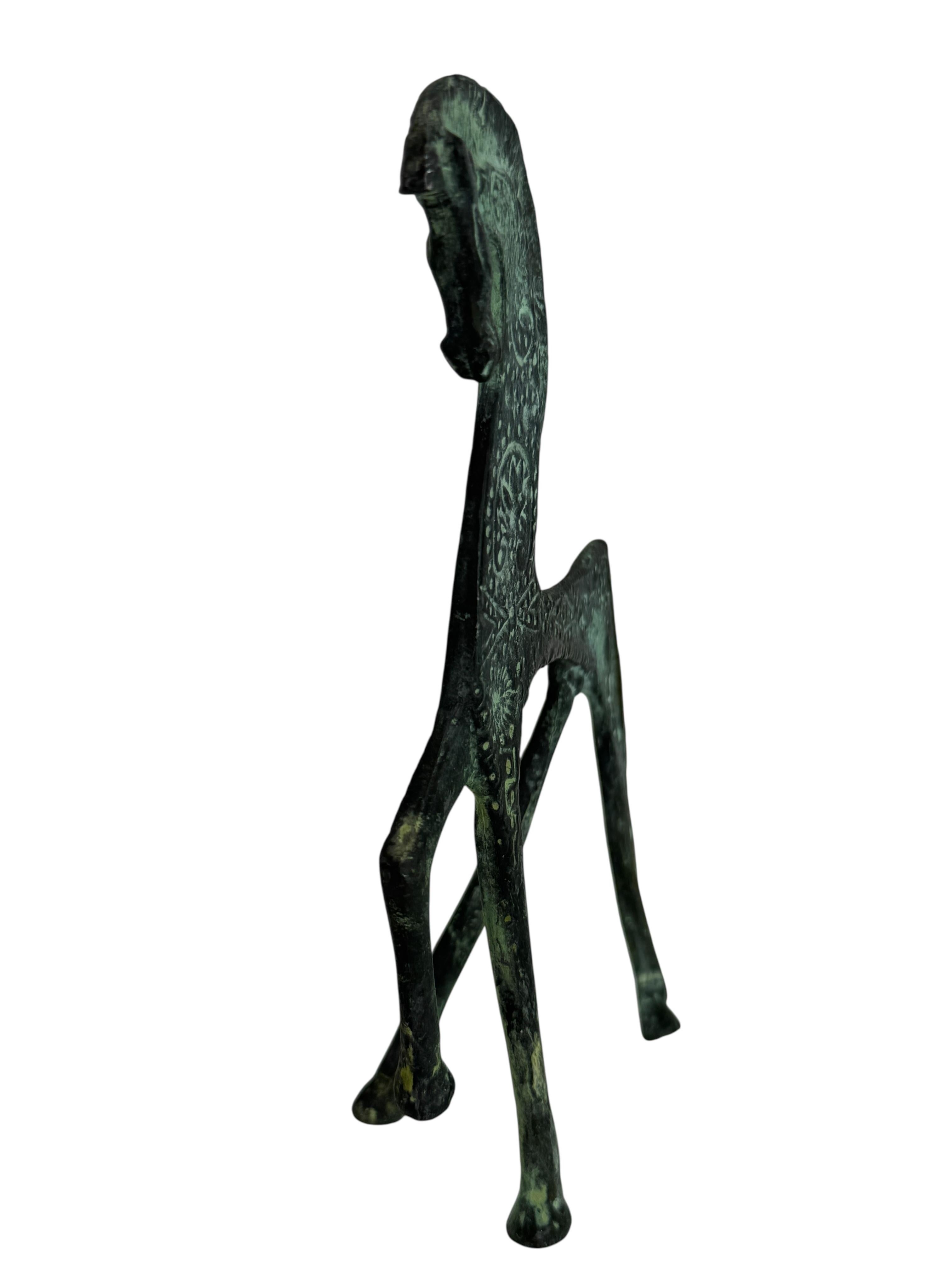 Questa figura di cavallo etrusco d'epoca è una replica in bronzo da museo italiana realizzata tra gli anni '60 e '80 del secolo scorso. Il pezzo è una riproduzione di un classico dello stile italiano, che mette in mostra l'importanza storica e