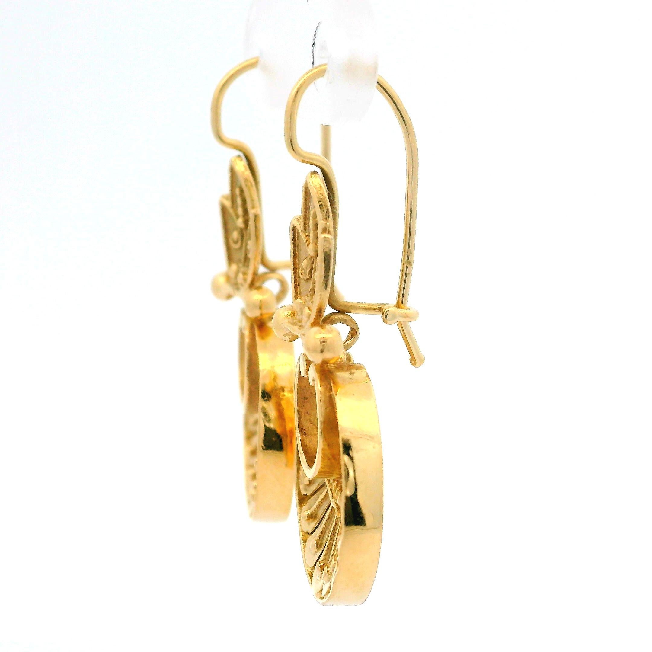 Vintage Etruscan Revival 14k Yellow Gold Ornate Dangle Drop Earrings In Excellent Condition For Sale In Montclair, NJ