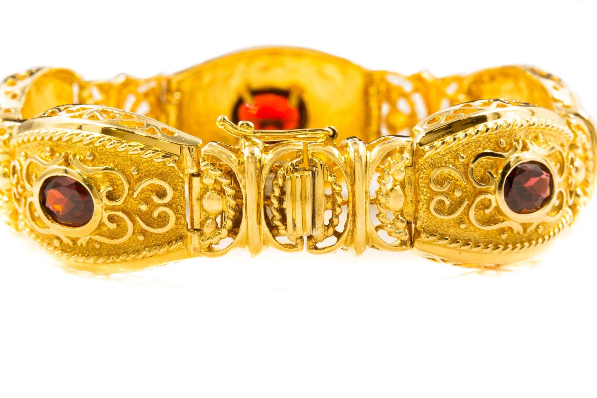 Américain Bracelet vintage de style néo-étrusque en or jaune 14 carats et grenats en vente