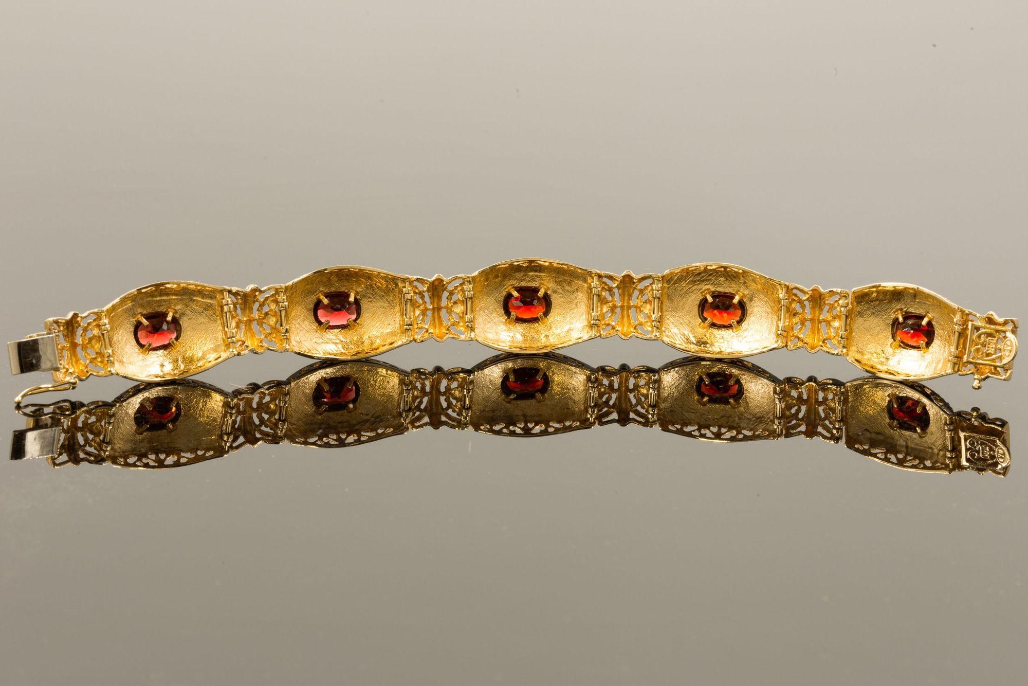 Vintage Etruscan Revival Style 14k Yellow Gold and Garnet Bracelet In Good Condition For Sale In Shippensburg, PA