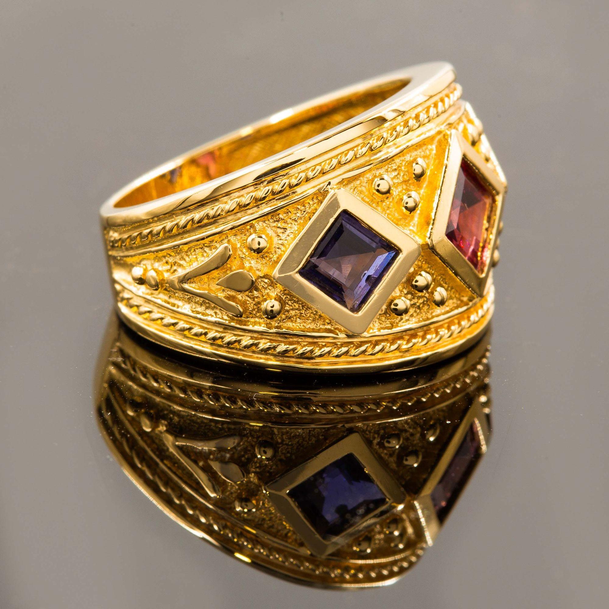 Vintage-Ring aus 14 Karat Gelbgold und Edelsteinen im etruskischen Revival-Stil, Größe 8 im Angebot 9