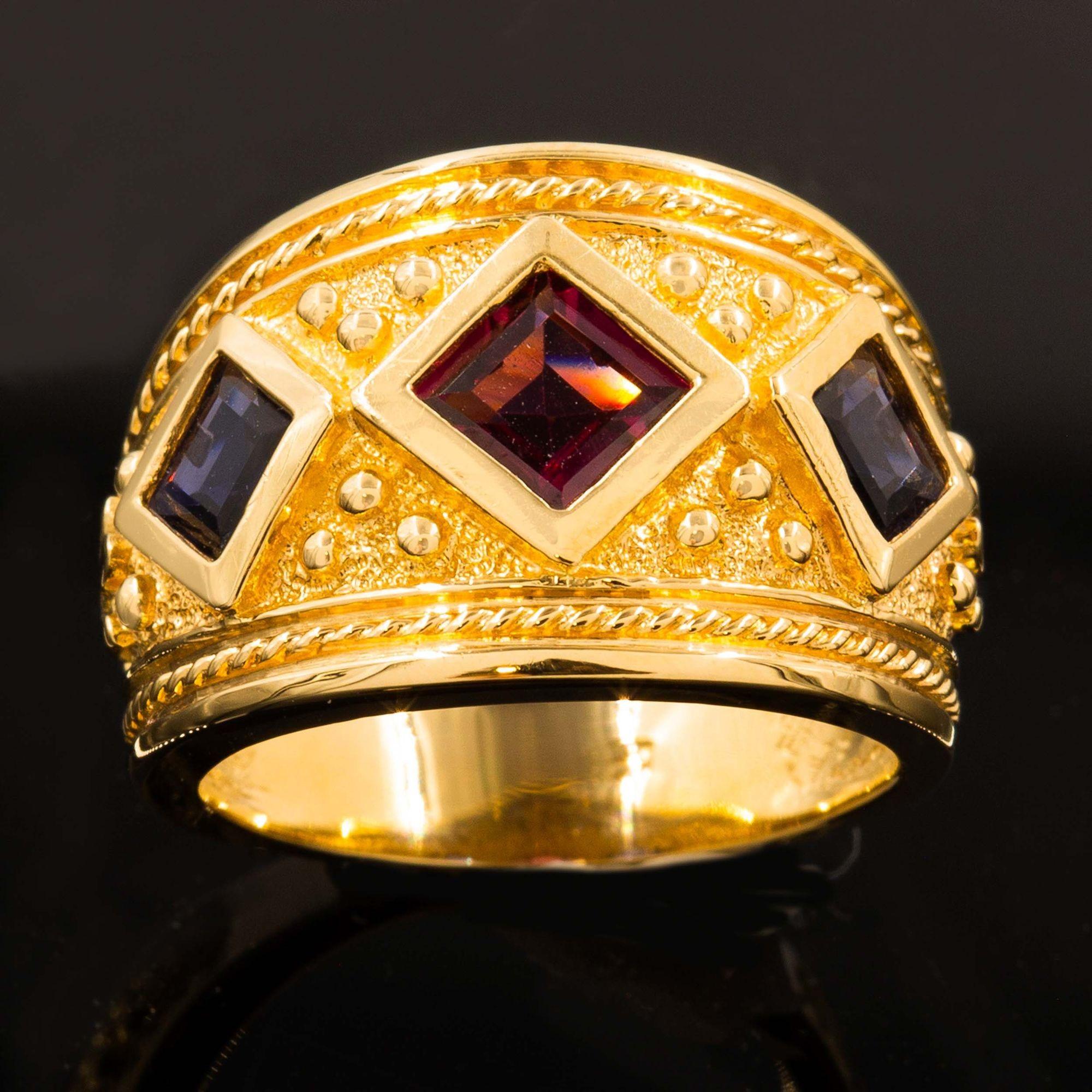 Américain Bague vintage de style néo-étrusque en or jaune 14 carats et pierres précieuses, taille 8 en vente