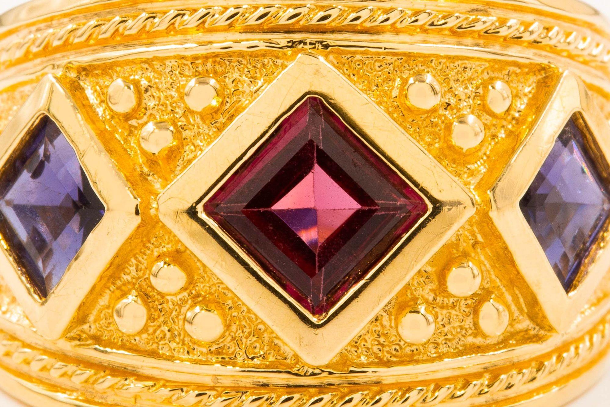 Vintage-Ring aus 14 Karat Gelbgold und Edelsteinen im etruskischen Revival-Stil, Größe 8 im Angebot 3