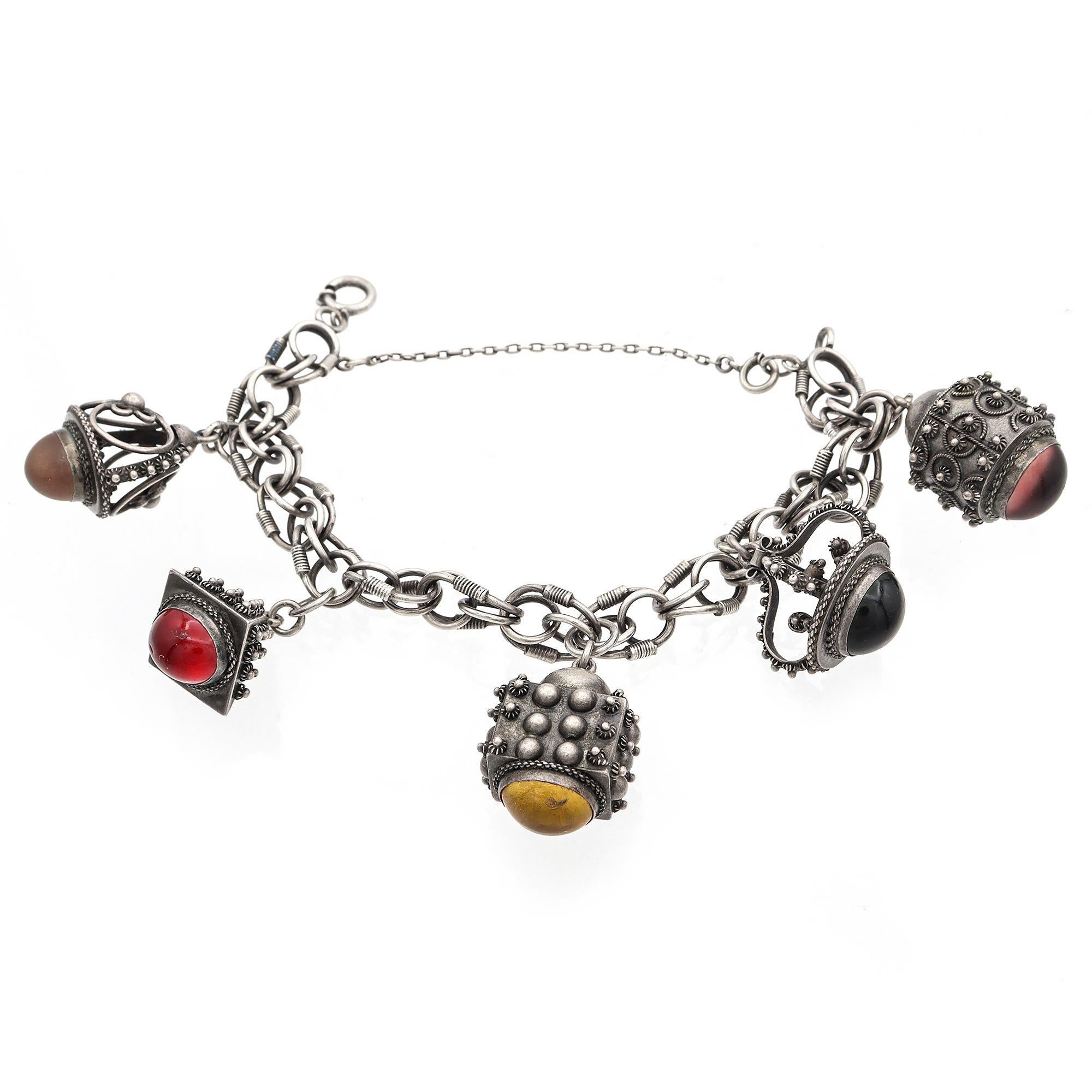 Vintage Etruscan Sterling Silver 5 Charm Bracelet In Good Condition In New York, NY