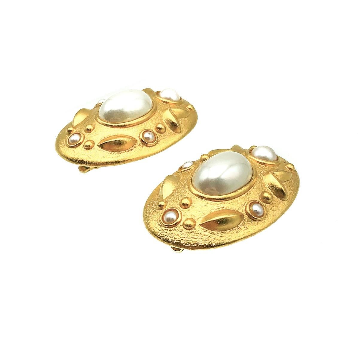 A Vintage Etruscan Pearl Earring. Crrafted in gold plated metal and set with an array of glass faux pearls. Very good vintage condition, 3.5cms. Wonderfully rich and exuberant with the contrast of the gold and pearl. Utter glam. 

Established in