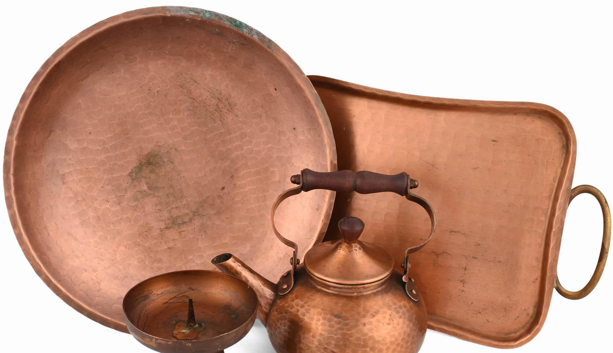 Eugen Zint copper set is an original group of objects realized in the 1950s.

Original copper objects, the set includes: a rectangular tray with brass handles, a candlestick, a tea pot and a rounded bowl. 

The set has been designed by Eugen