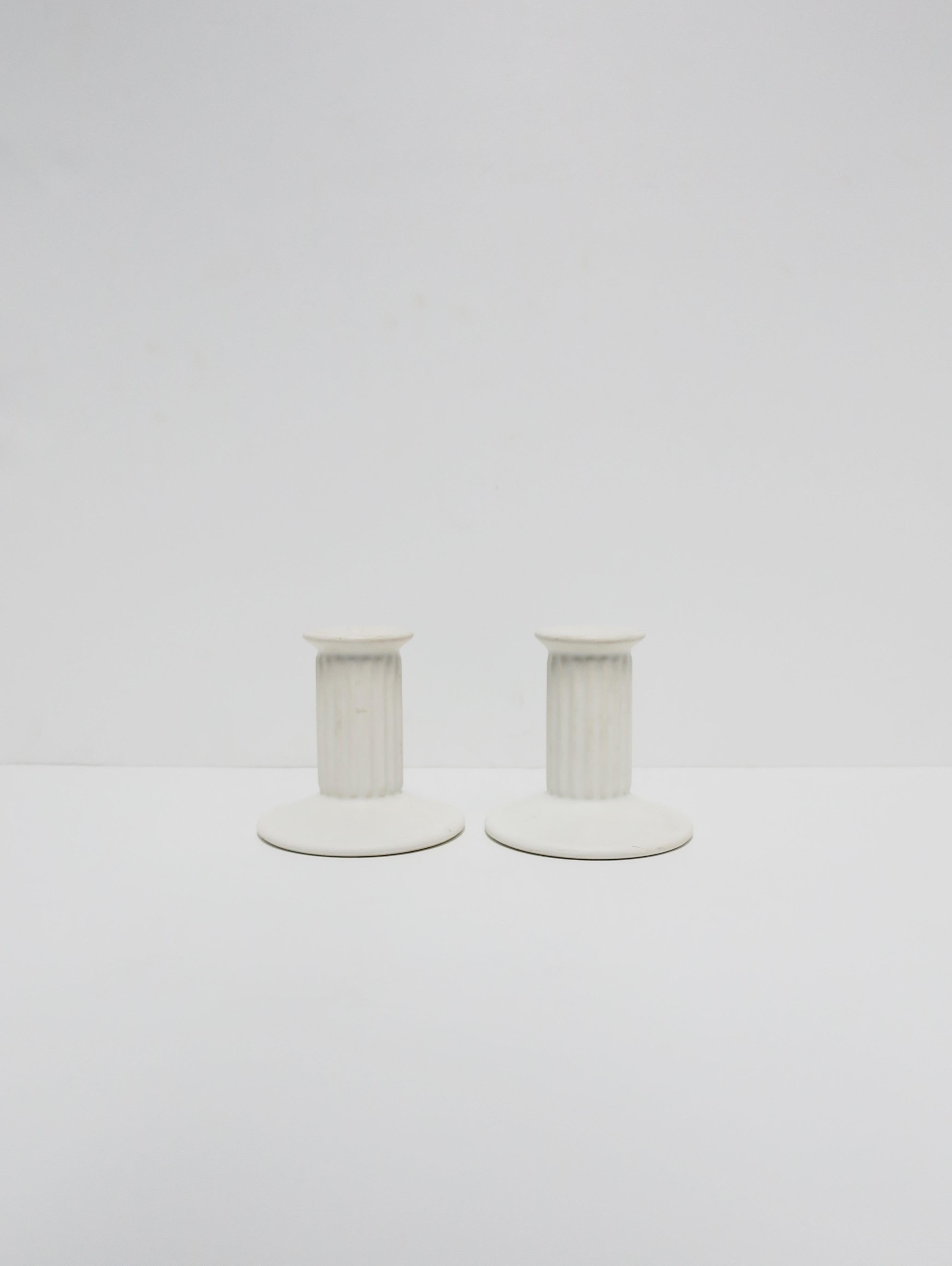 Neoklassizistische weiße Säulen-Kerzenständer, Paar im Angebot 3
