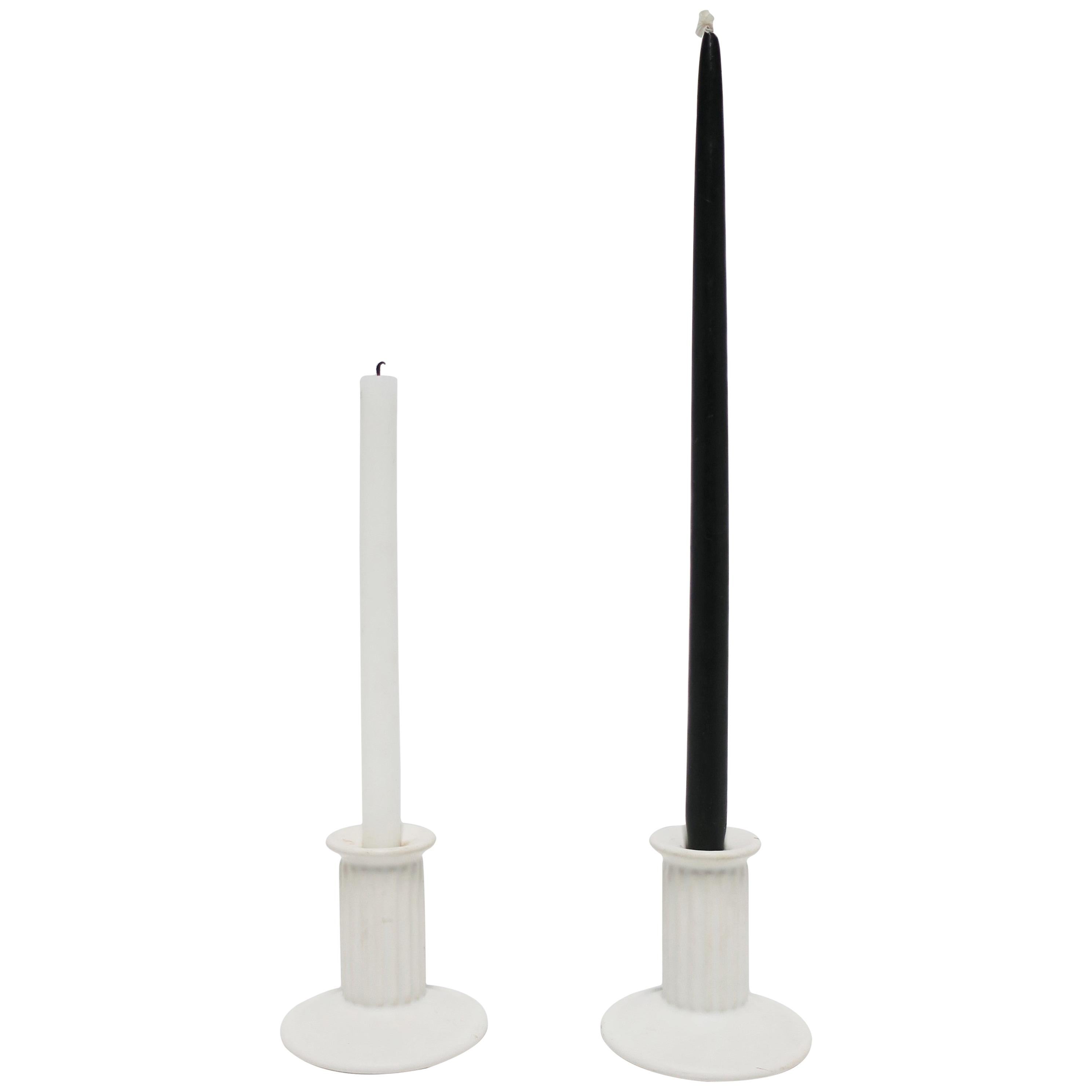 Neoklassizistische weiße Säulen-Kerzenständer, Paar im Angebot