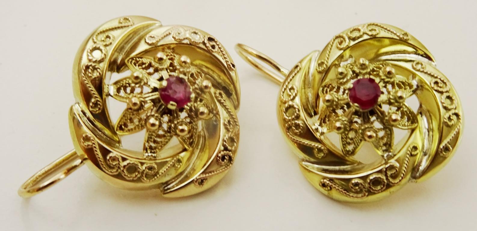 A pair of vintage handmade in acid tested 14 karat Gold Earrings set with a 2.5 mm Round Ruby.
The design and workmanship on these earrings is top caliber.
just over one inch long - 27 mm
3/4 of an inch wide - 2 cm 