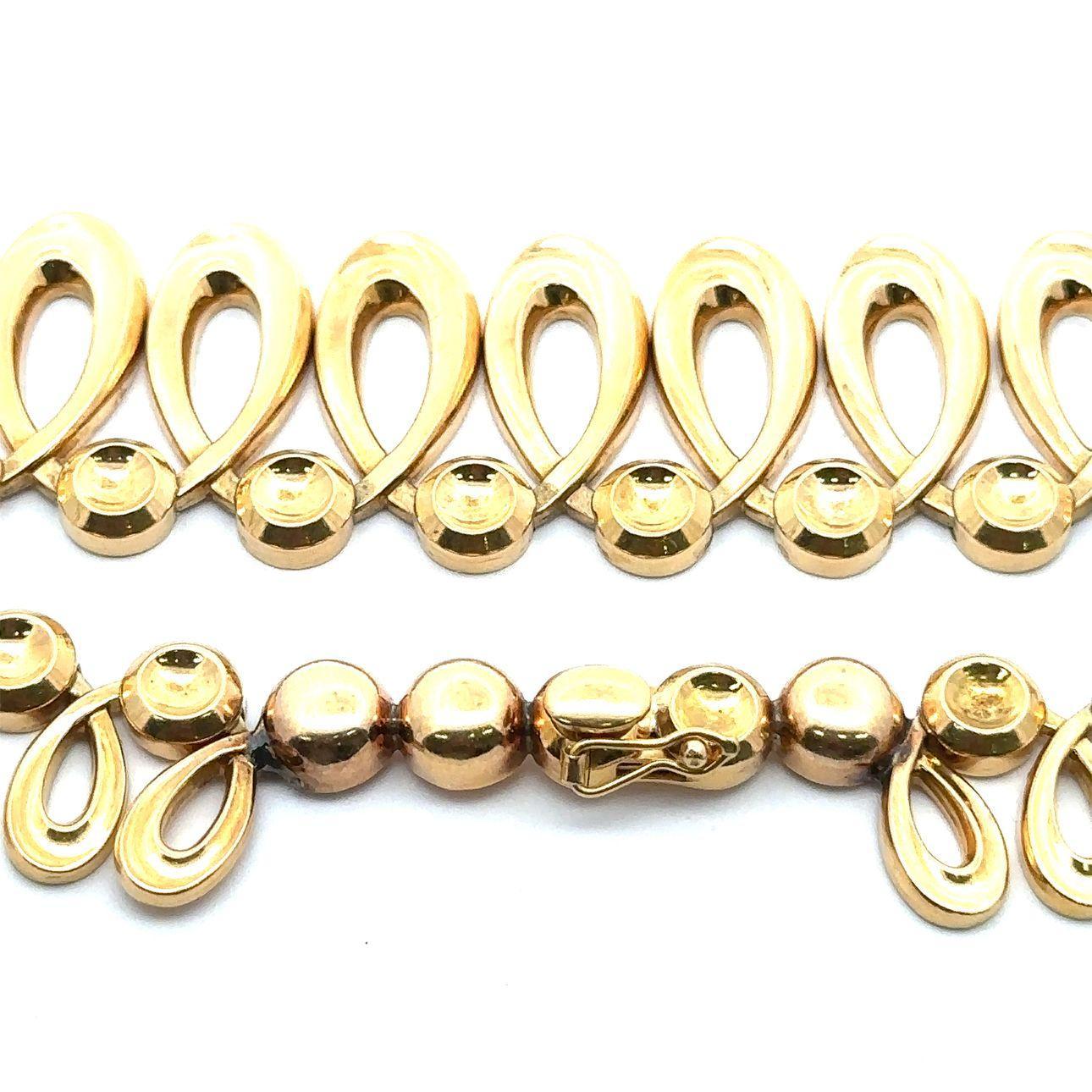 MATERIAL: Massives 18k Gelbgold
Gewicht: 63,36 Gramm
Kette Typ: Looping Ring Fringe Link
Kettenlänge: 18 Zoll
Breite: Abgestuft von 15,8 mm bis 23,7 mm
Dicke der Kette: 3,2 mm
Verschluss: Box Clasp w/ Safety Latch
Zustand: Vintage By.