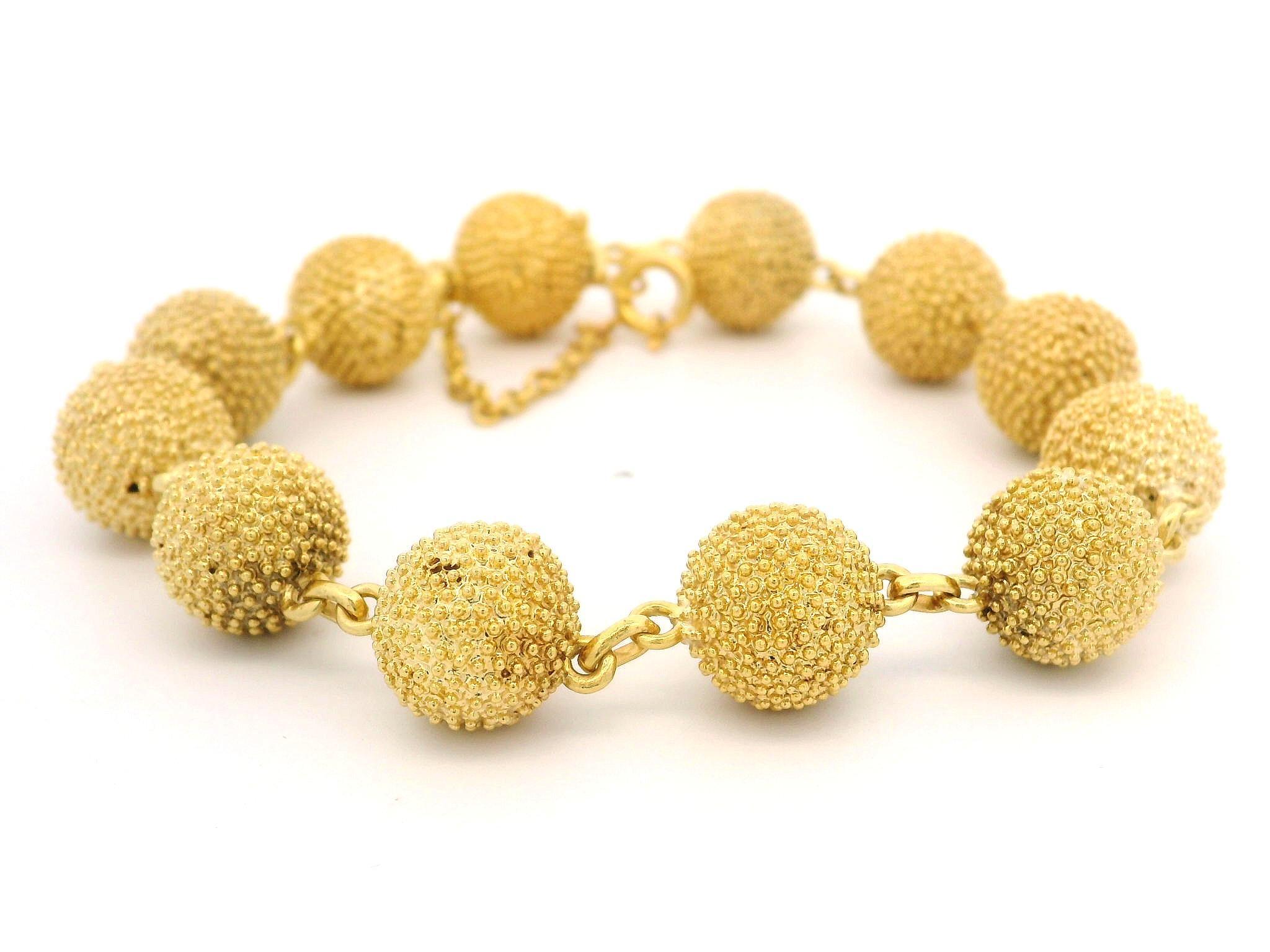 Vintage European 18k Yellow Gold Textured Ball Bead Bracelet w/ Push Clasp In Excellent Condition For Sale In Montclair, NJ