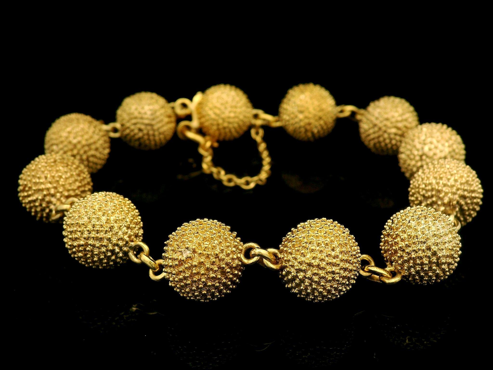 Vintage European 18k Yellow Gold Textured Ball Bead Bracelet w/ Push Clasp For Sale 1