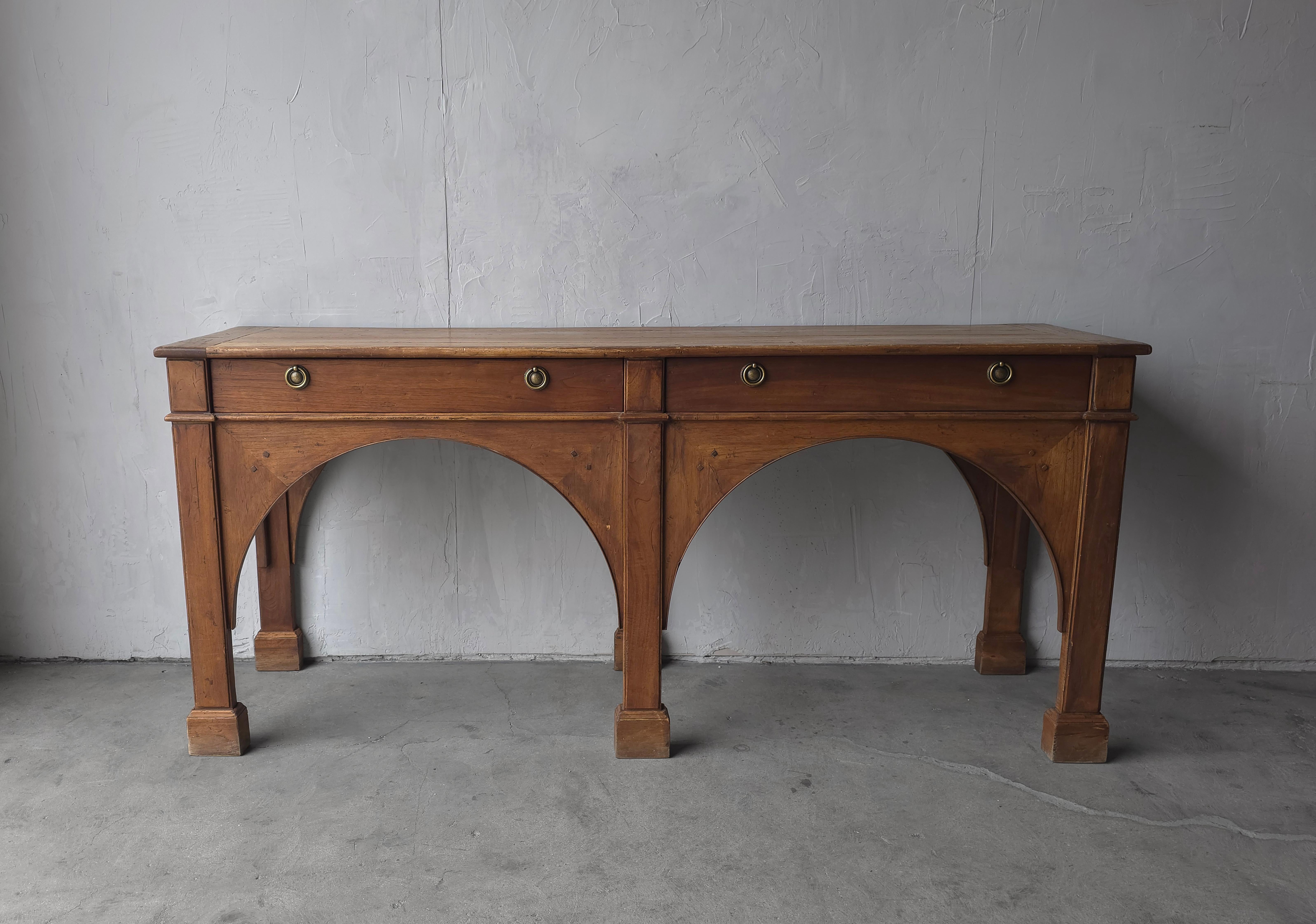 Belle et grande table console de style rustique européen.  Pièce parfaite pour cette entrée ou ce grand espace de vie dans votre design wabi sabi, rustique ou minimaliste.  Nous aimons le style arqué, les pieds épais et les détails de construction. 