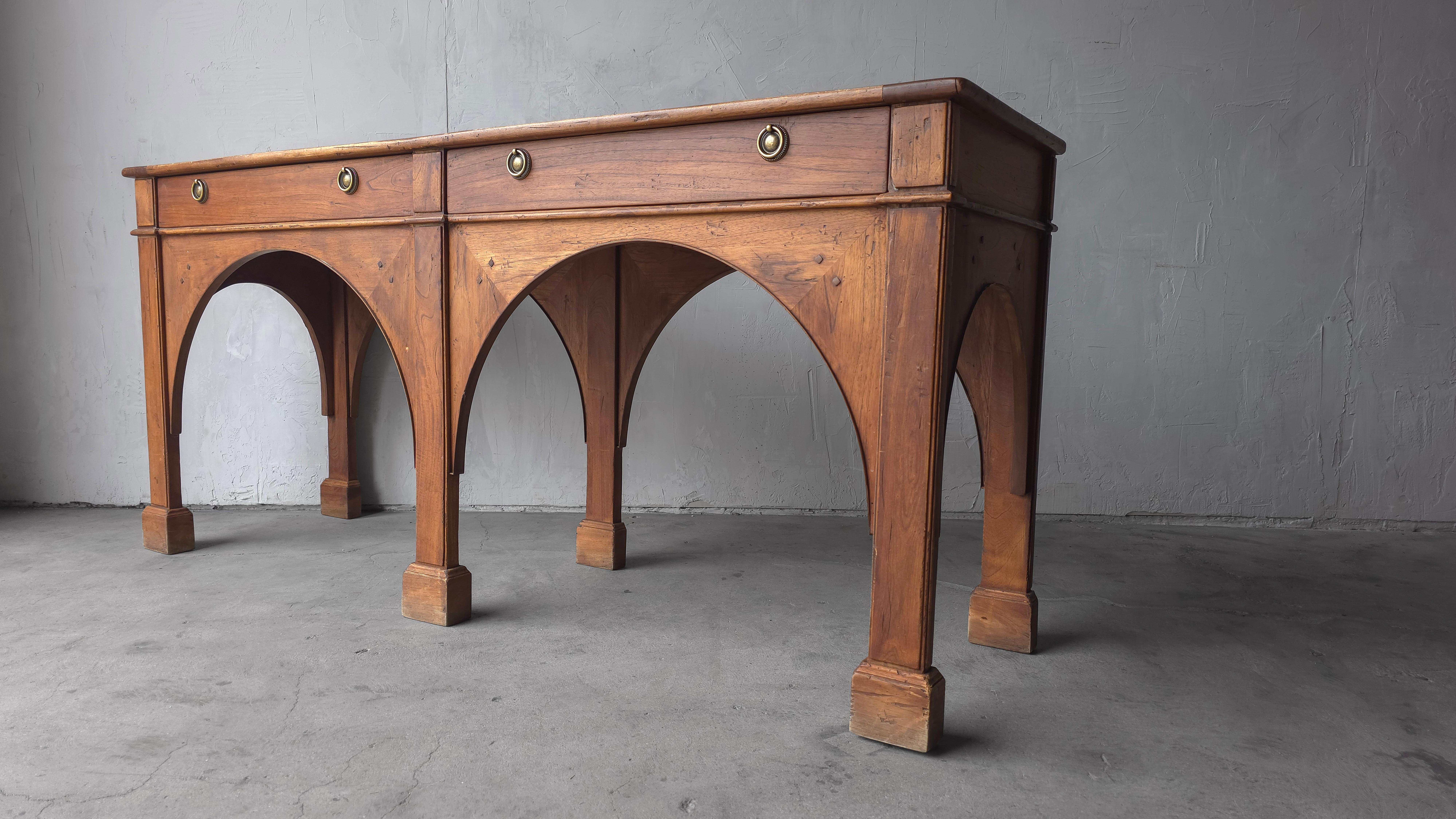 20ième siècle Vintage European Arched Comptoir Console Sofa Table en vente