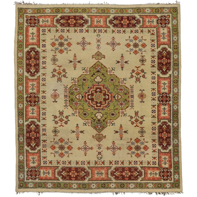 Vintage European Area Rug with Traditional Style For Sale at 1stDibs